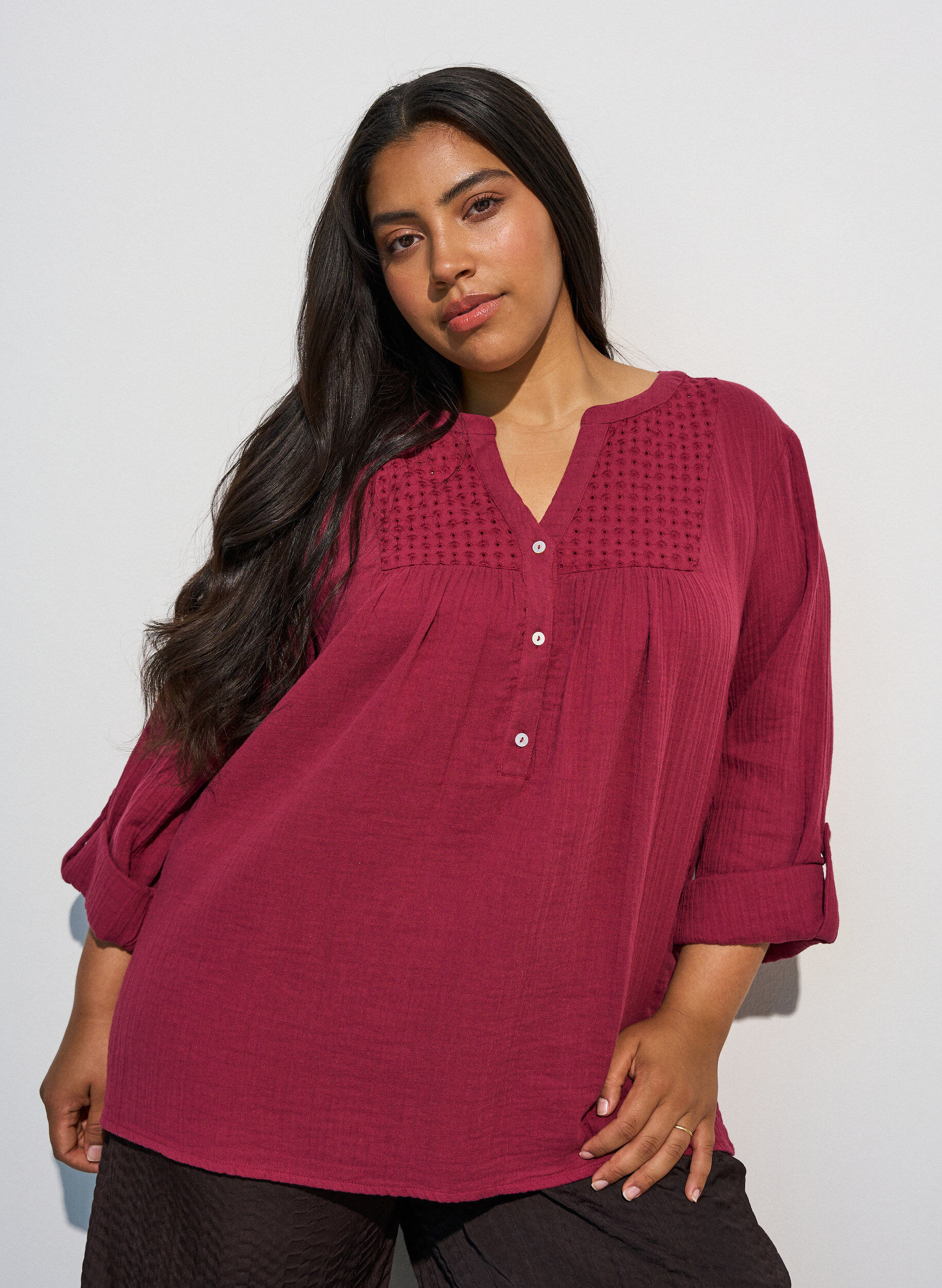 ZizziBlouse en mousseline de coton avec broderie anglaise, Rouge, Model image number 0