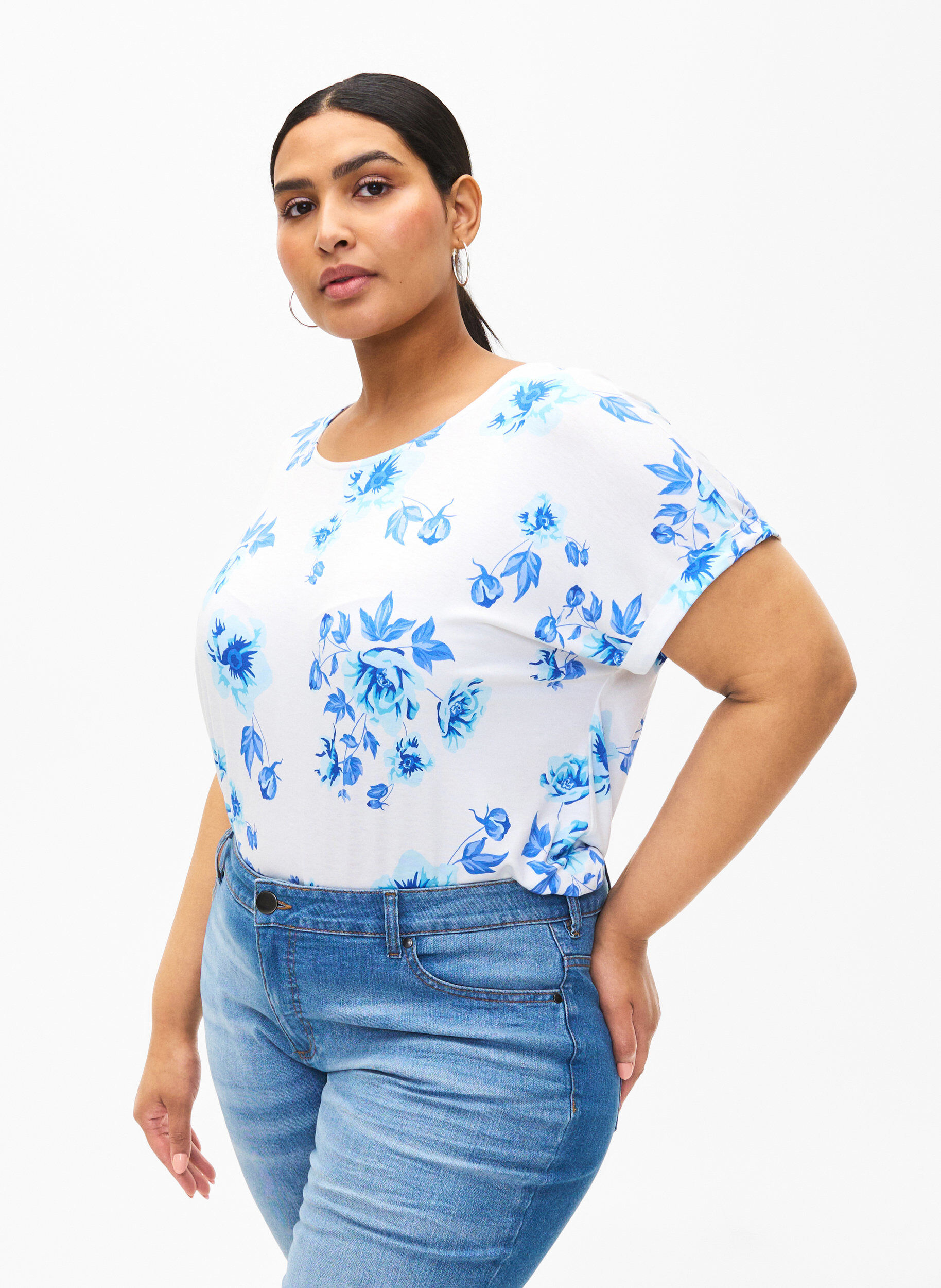 Zizzi Chemisier floral &agrave; manches courtes en viscose, White Blue AOP, Model image number 0