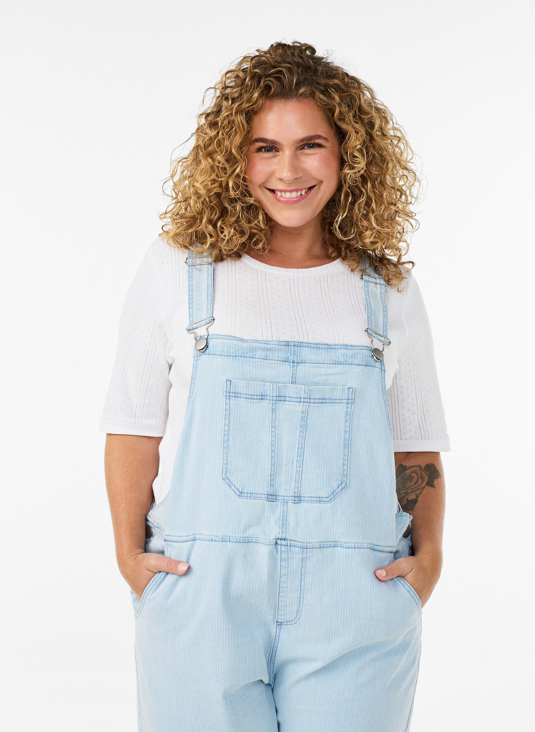 Zizzi Salopette en jean ray&eacute;e, Bleu Clair, Model image number 2