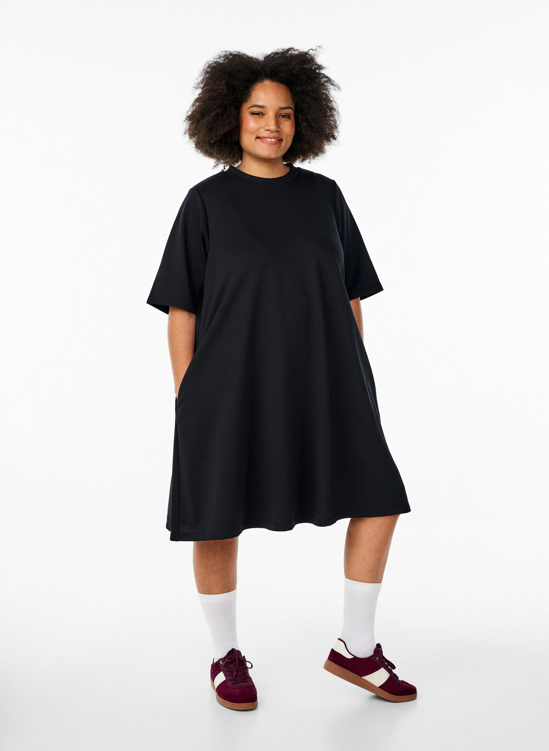 Robe en jersey longueur genou avec poches et coupe &eacute;vas&eacute;e, Noir, Model
