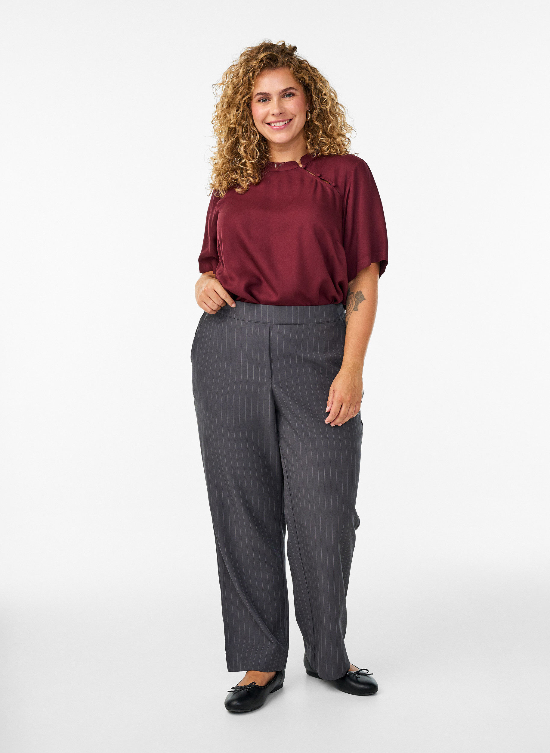 Zizzi Blouse &agrave; manches courtes avec boutonnage en diagonale, Bordeaux, Model image number 1