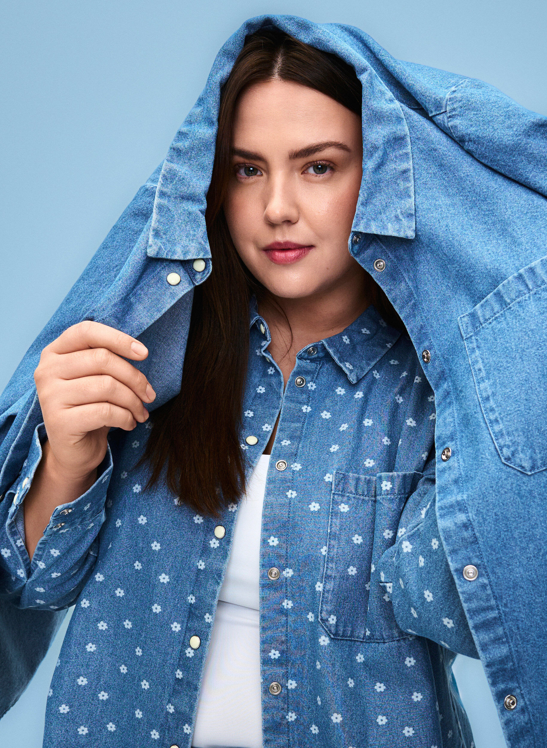 Zizzi Chemise en jean florale avec une poche de poitrine, Light Blue w.Flowers, Image image number 0