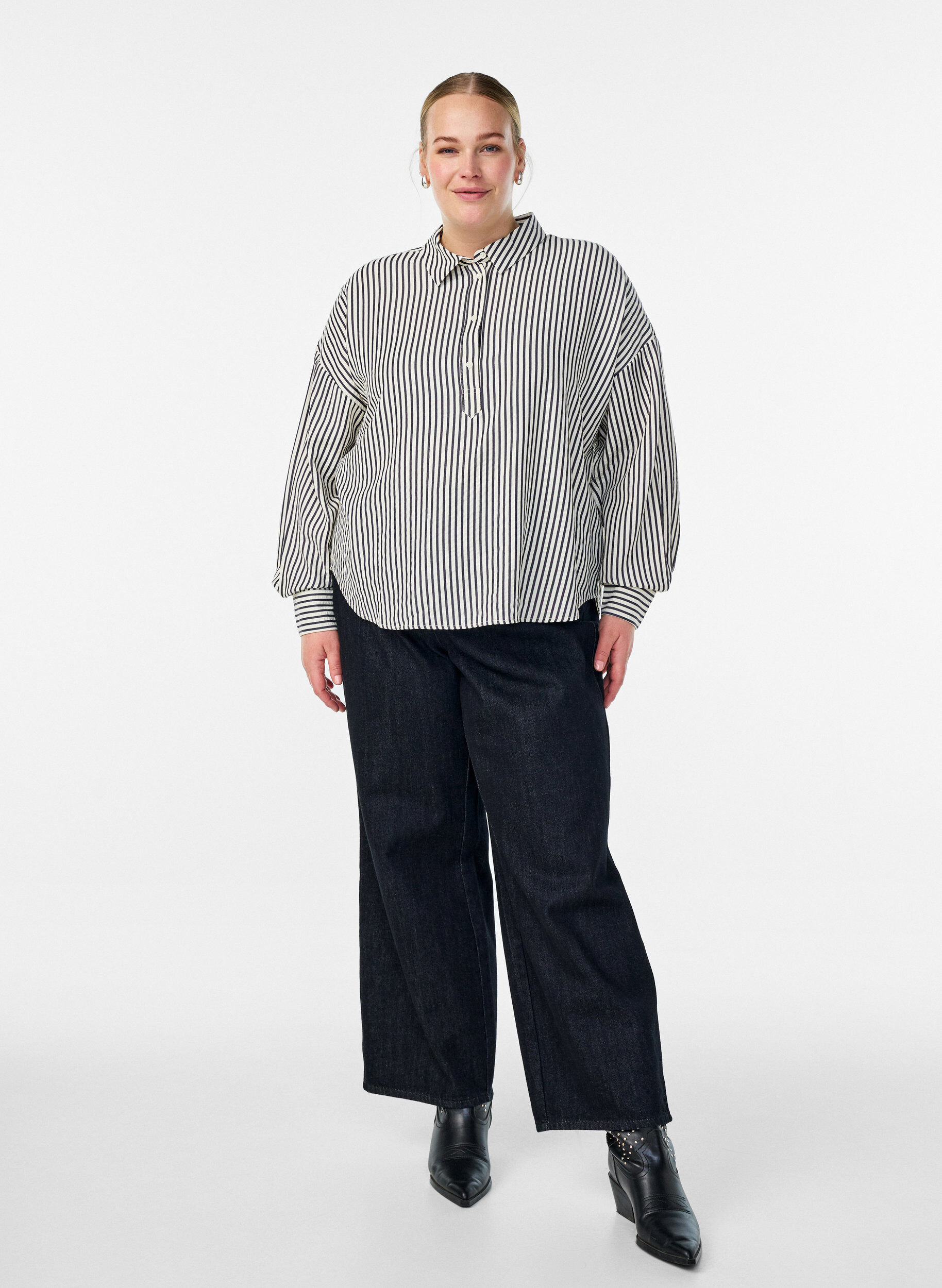 Zizzi Chemise ray&eacute;e avec d&eacute;tail bouton au dos, Noir, Model image number 1