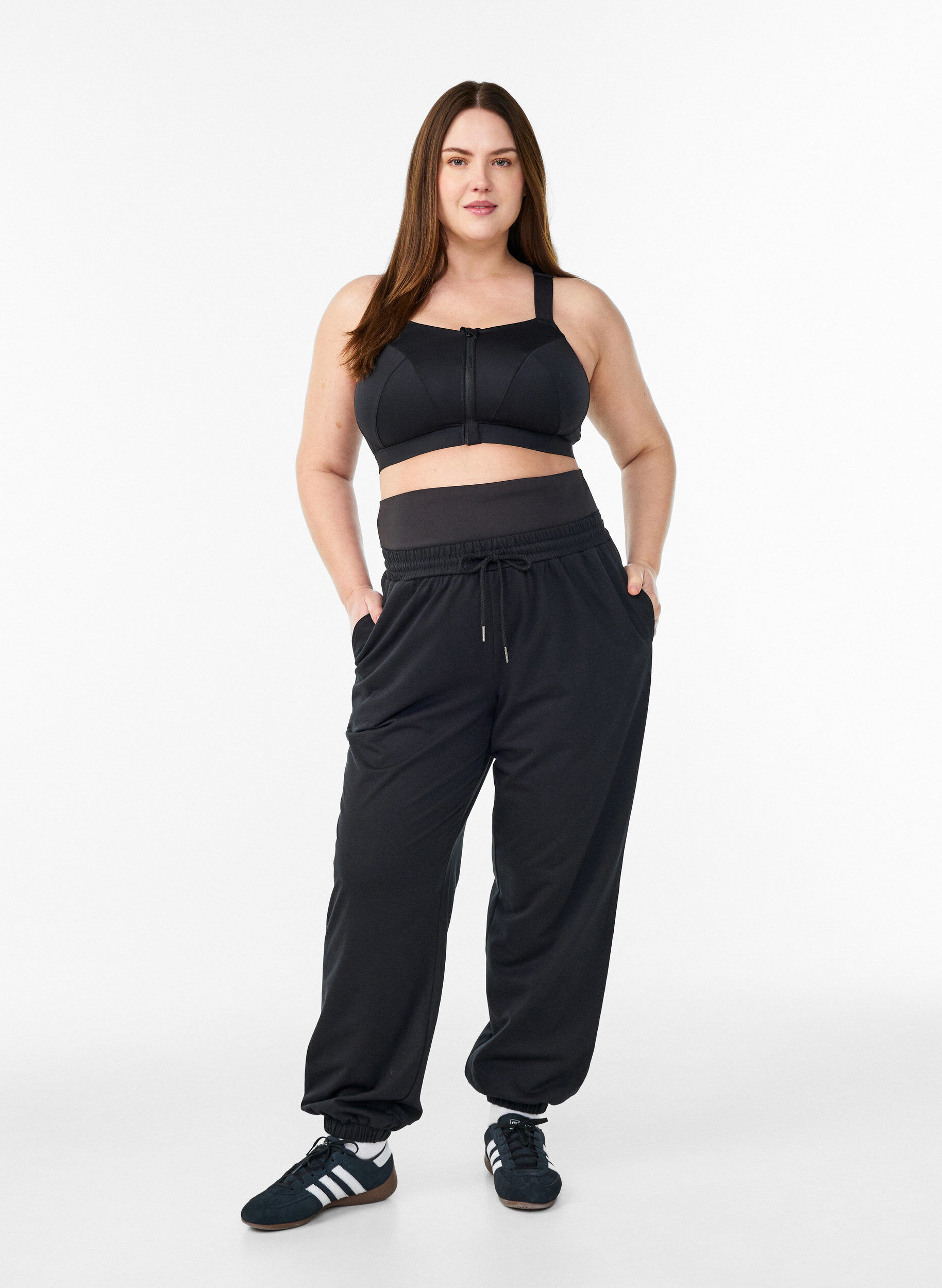 Zizzi Pantalon de jogging avec une ceinture large, Noir, Model image number 1