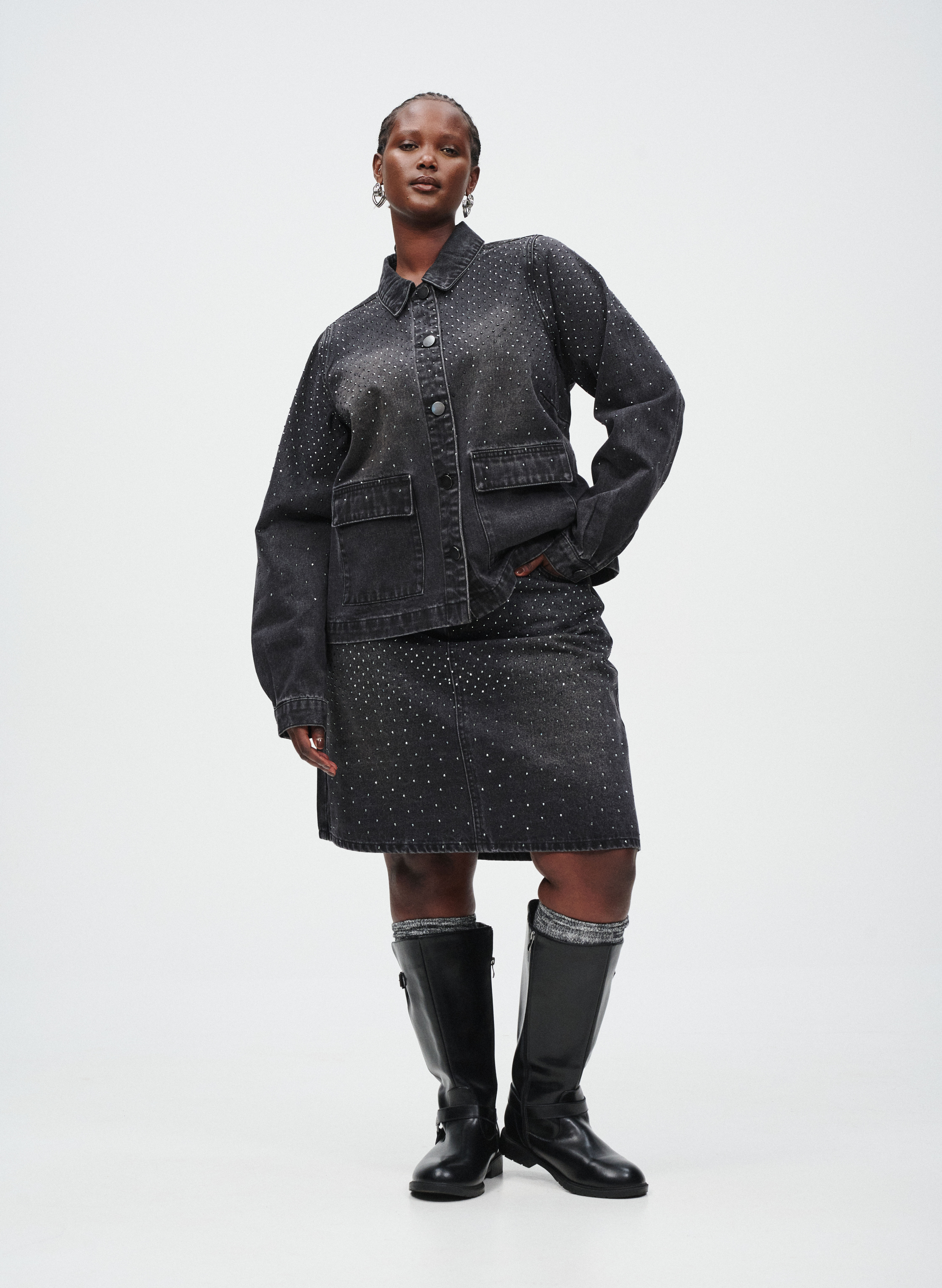 Denim avec d&eacute;tails en pierre, , Model