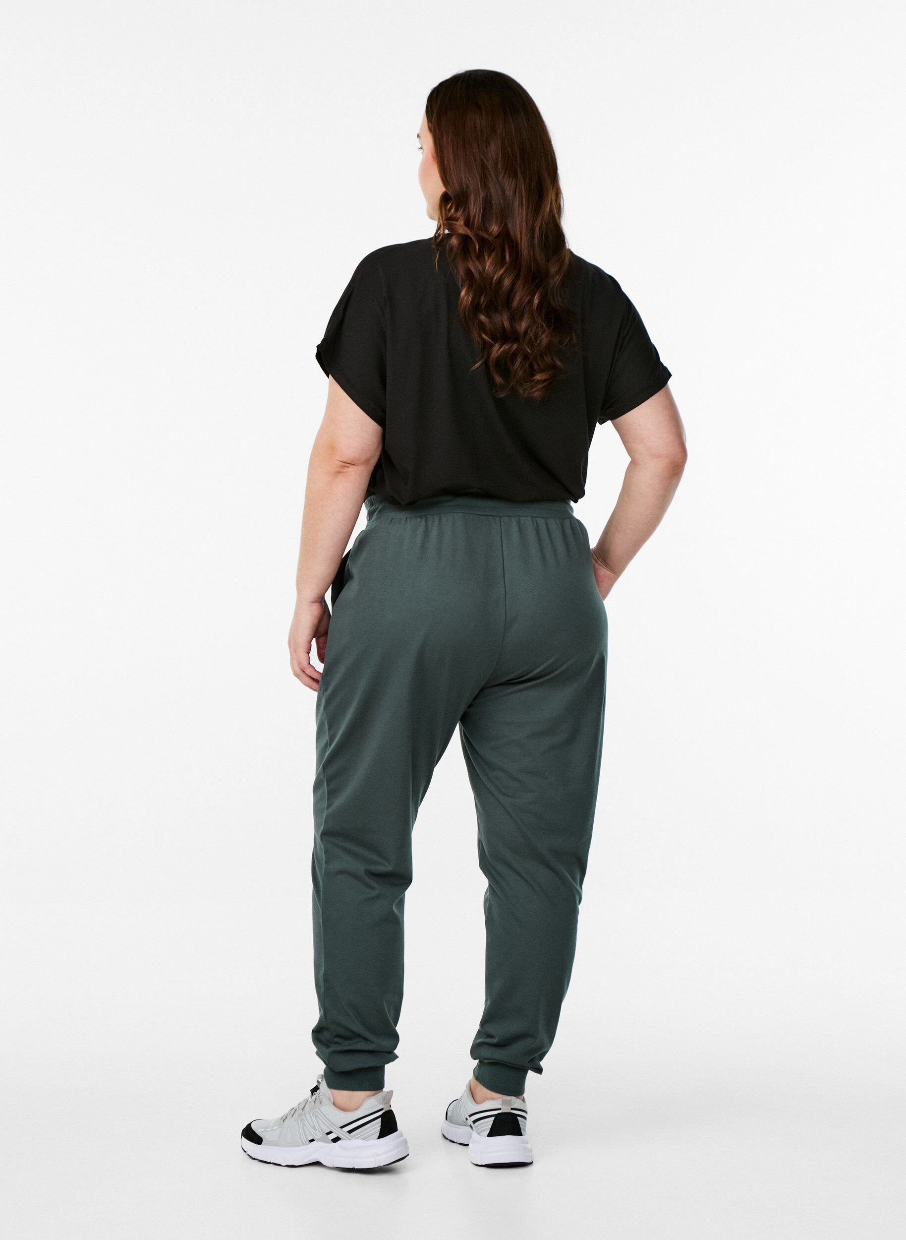 Zizzi Pantalon de surv&ecirc;tement ample avec poches, Vert fonc&eacute;, Model image number 1