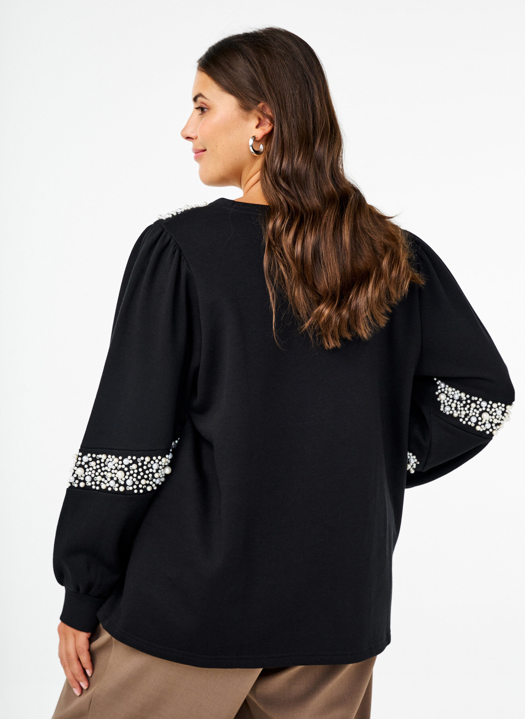 Zizzi Sweat-shirt avec d&eacute;tails en perles, Black, Model image number 1