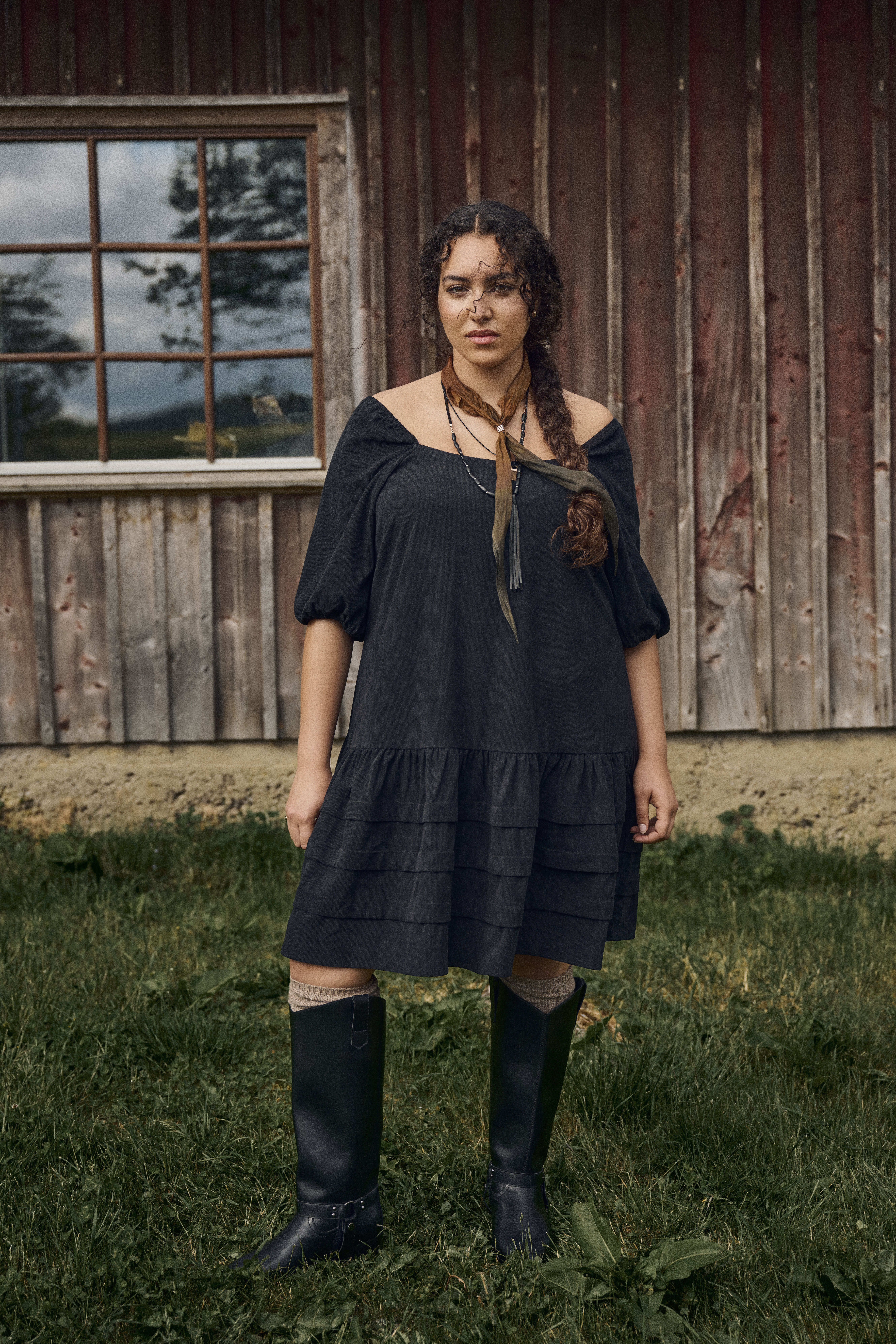 Zizzi Robe en velours &agrave; encolure carr&eacute;e, , Model