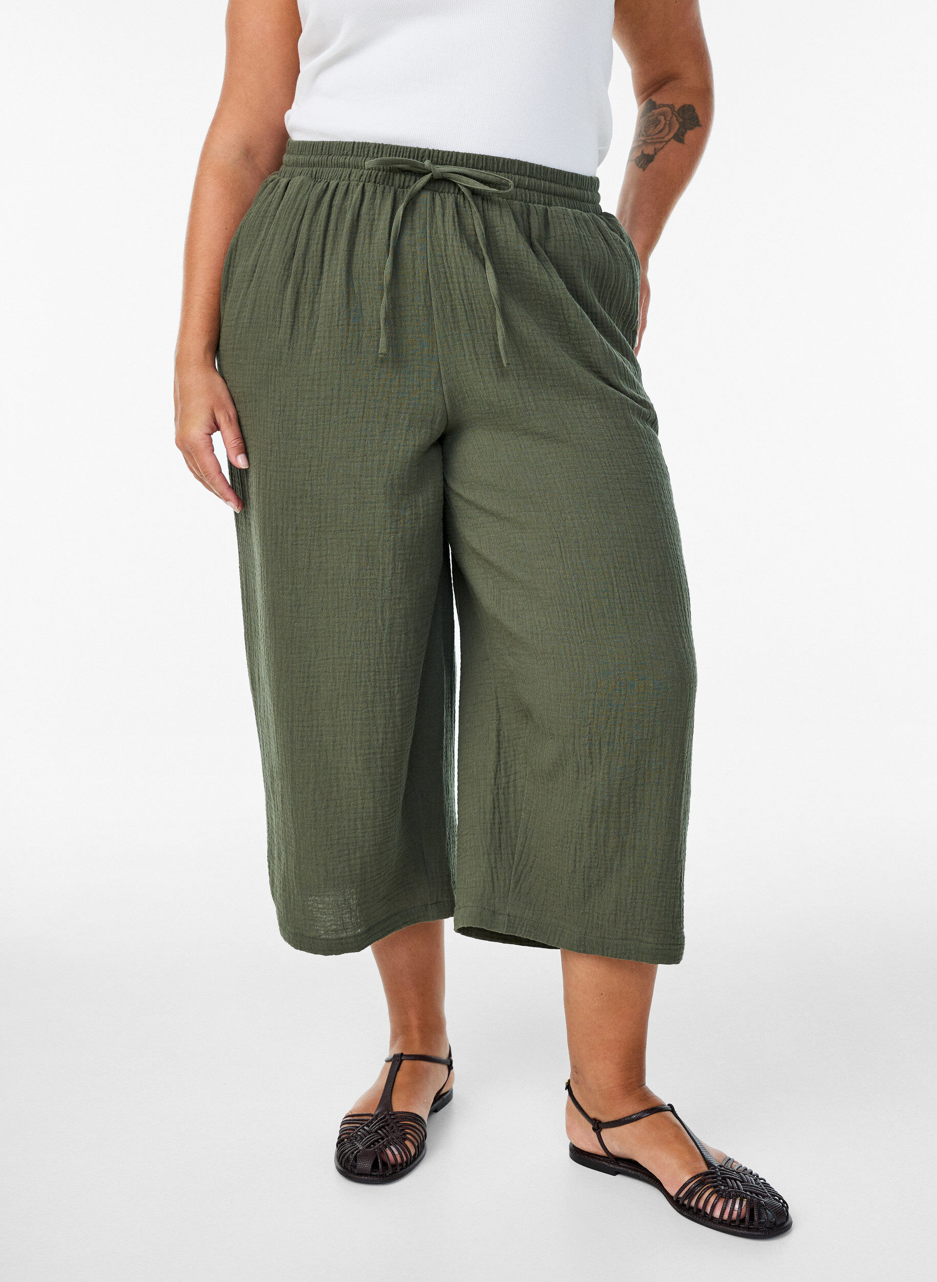 Zizzi Pantalon culotte en mousseline de coton avec taille haute, Vert, Model image number 2