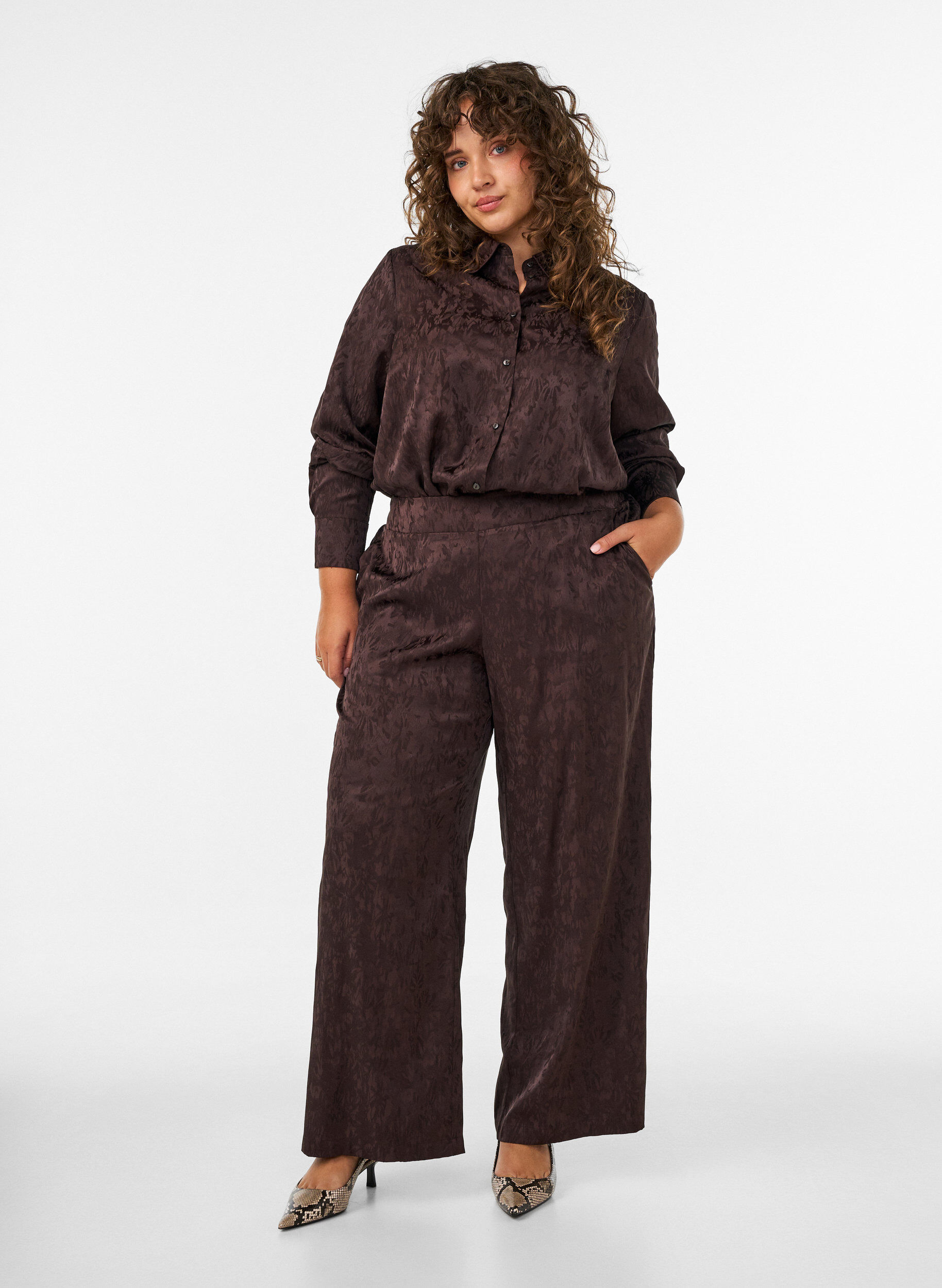 Pantalon ample &agrave; motif cachemire et taille haute, Marron, Model