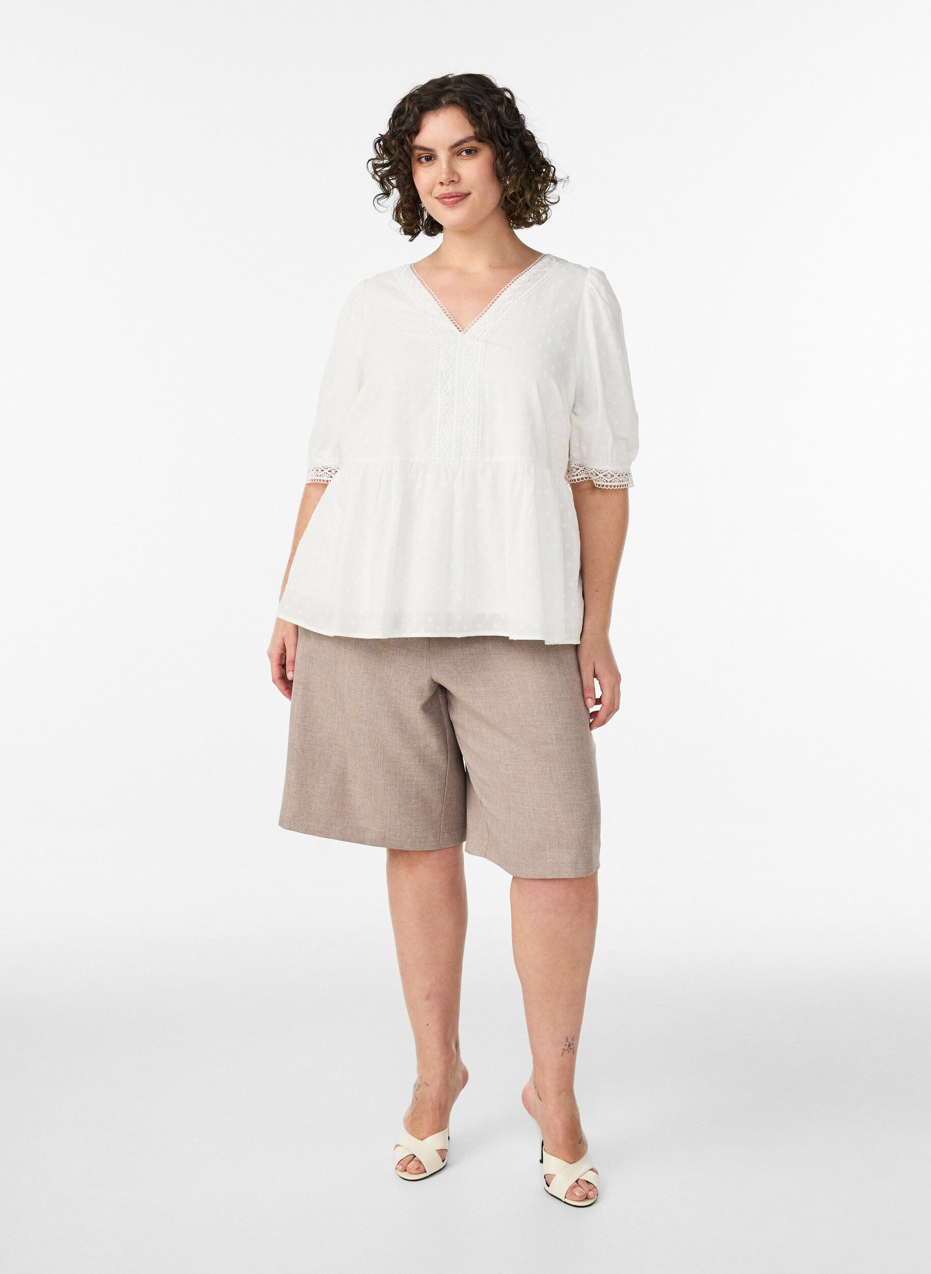 Zizzi Blouse en coton textur&eacute; avec d&eacute;tails en crochet, Blanc, Model image number 1