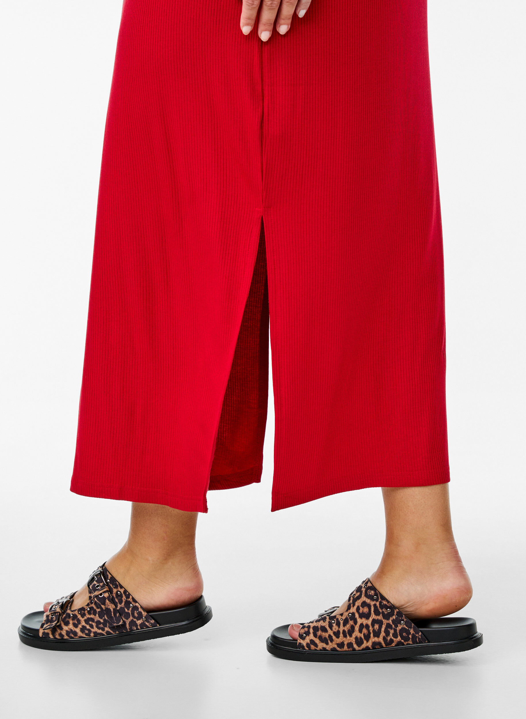 Zizzi Robe c&ocirc;tel&eacute;e sans manches en viscose, Rouge, Model image number 2