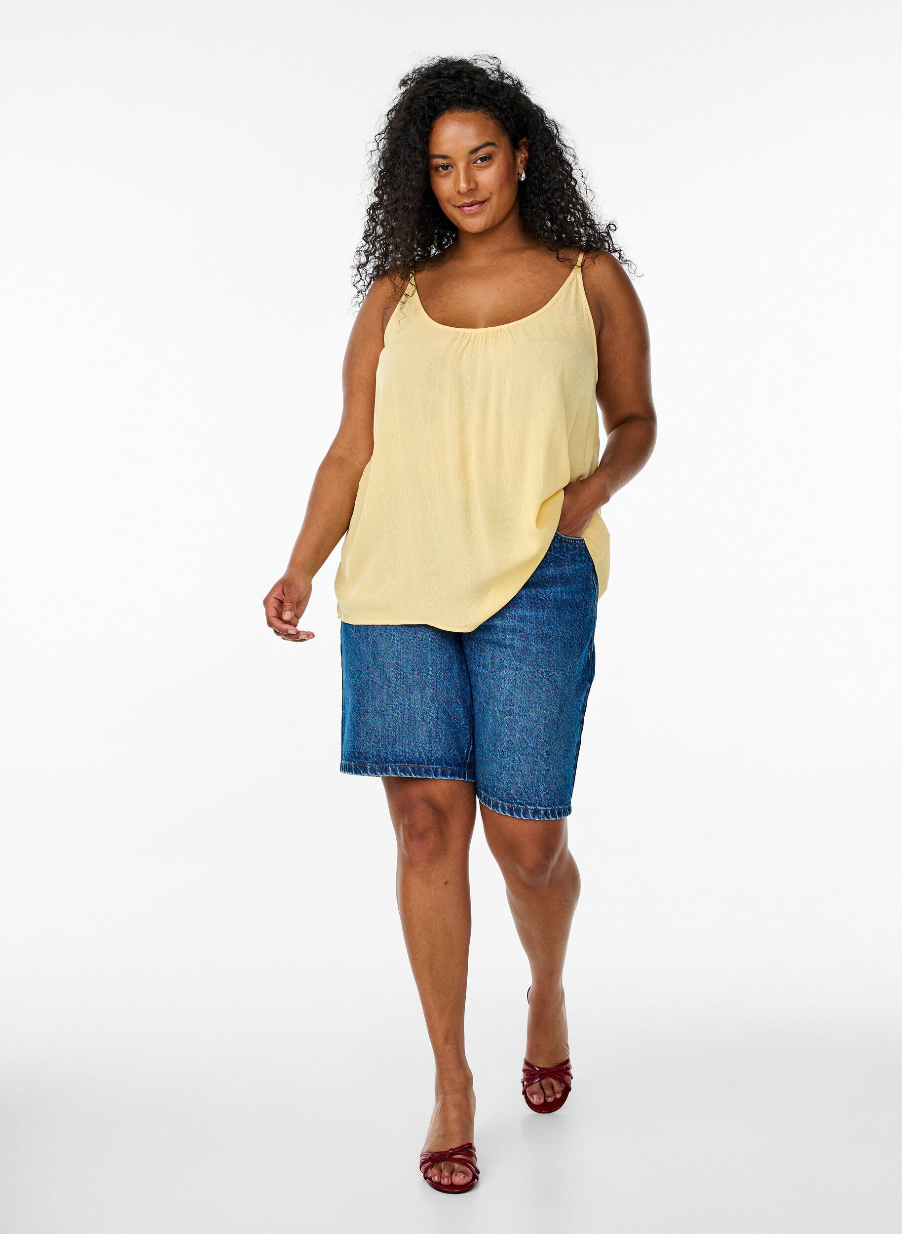 Zizzi Top &agrave; bretelles en viscose, Jaune clair, Model image number 1