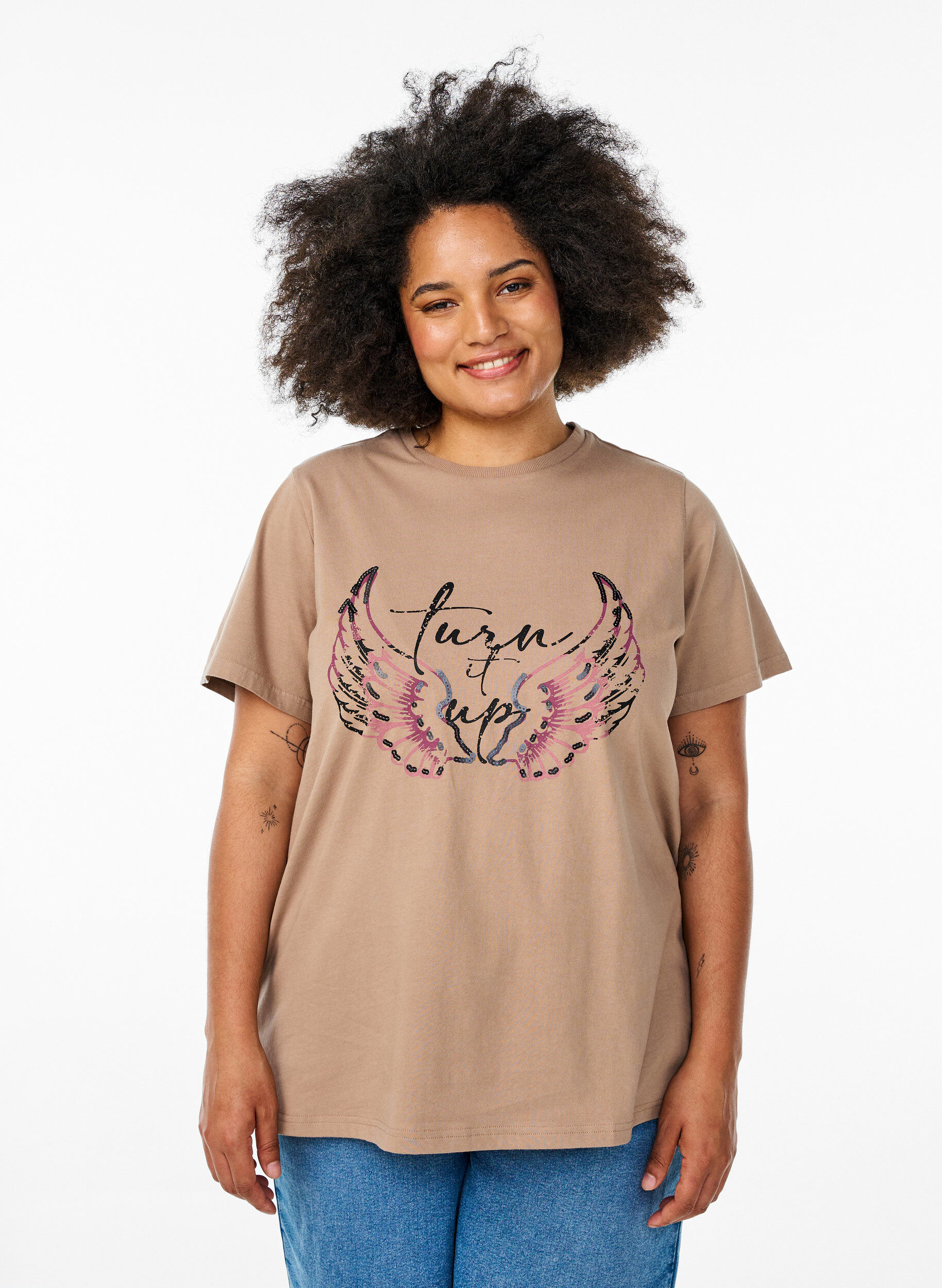 Zizzi T-shirt en coton bio avec imprim&eacute; original, Beige, Model image number 0