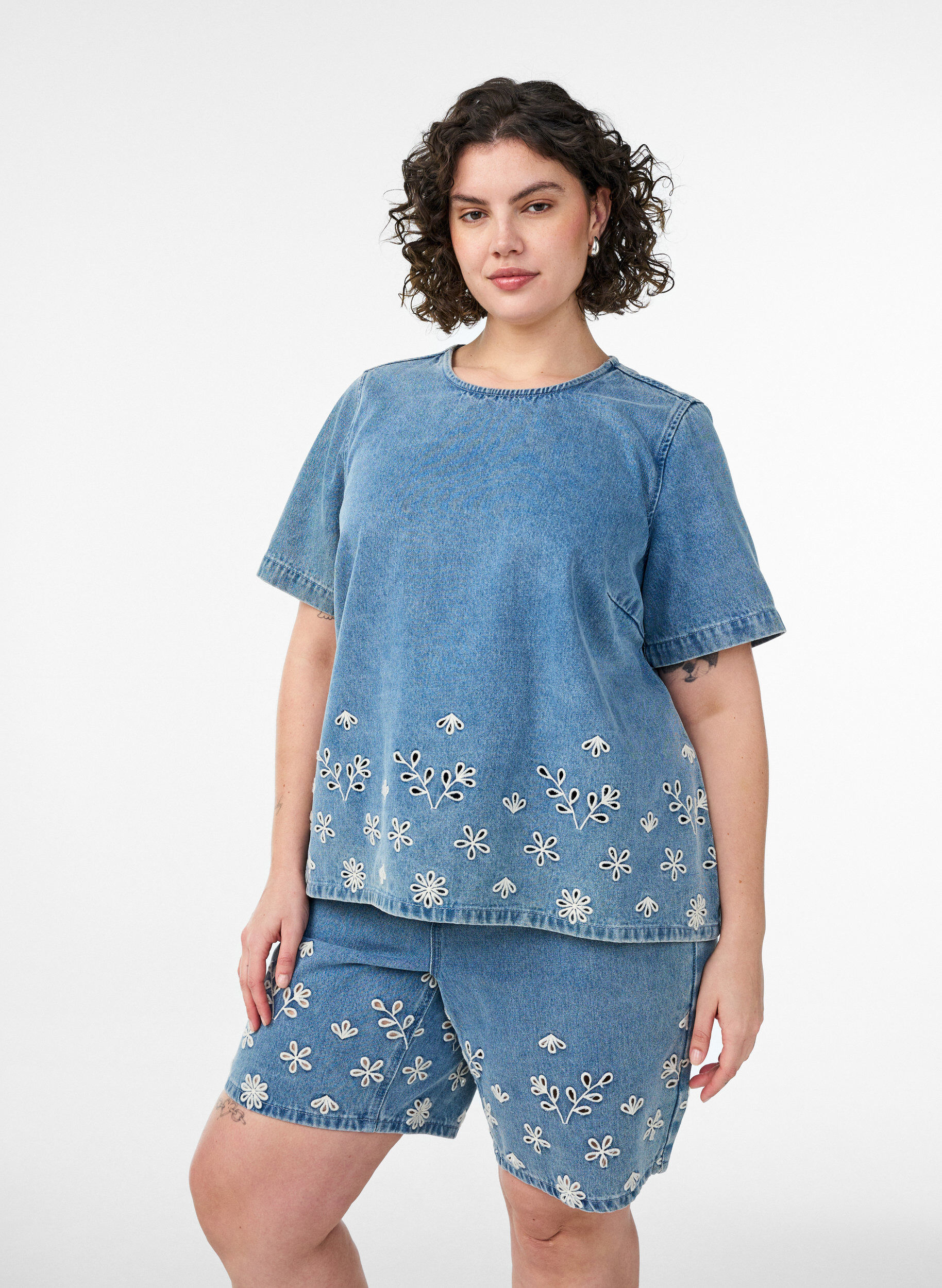 Short en jean taille haute avec broderie anglaise, Bleu Clair, Model