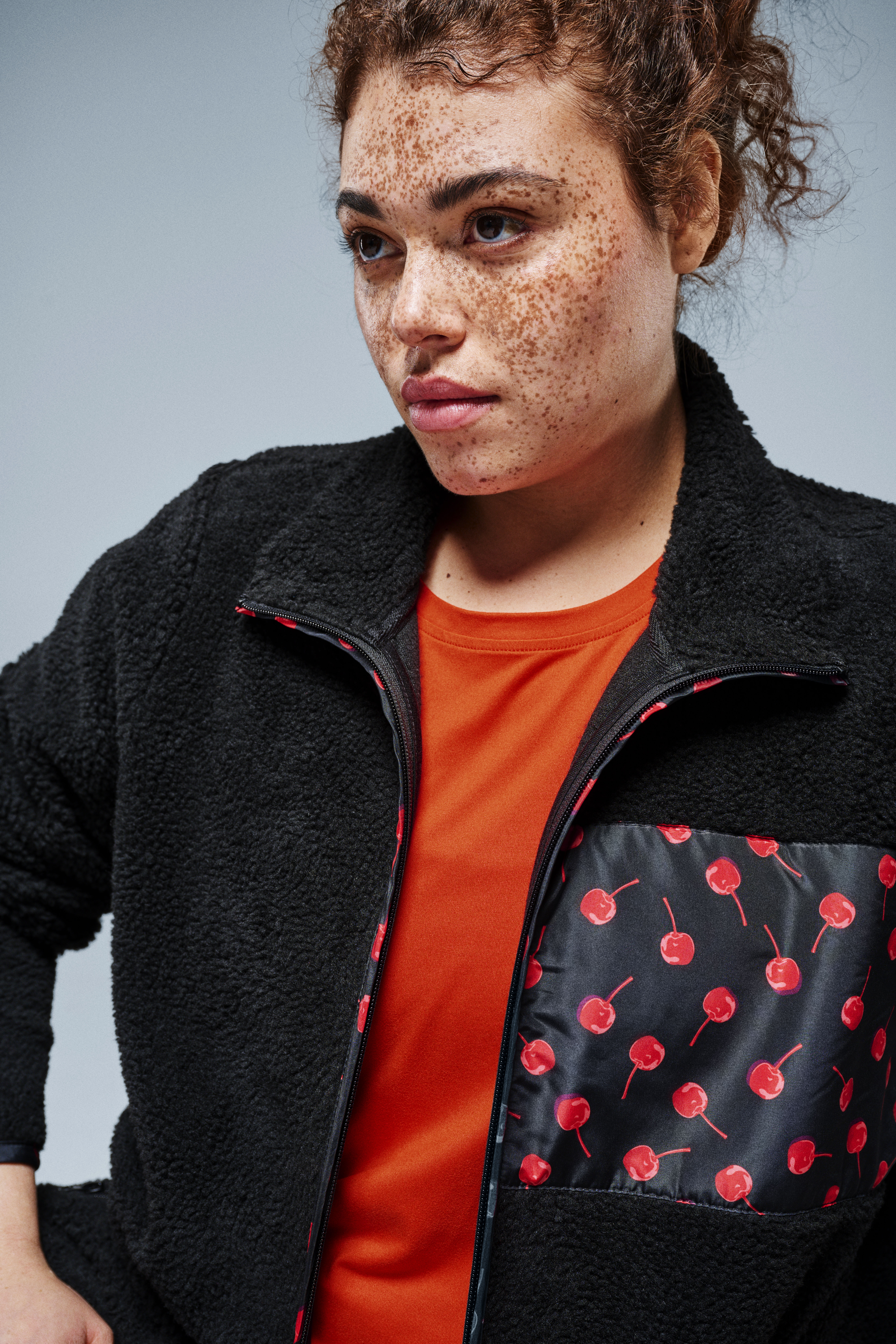 Zizzi Veste en polaire Teddy avec d&eacute;tails cerise, , Model