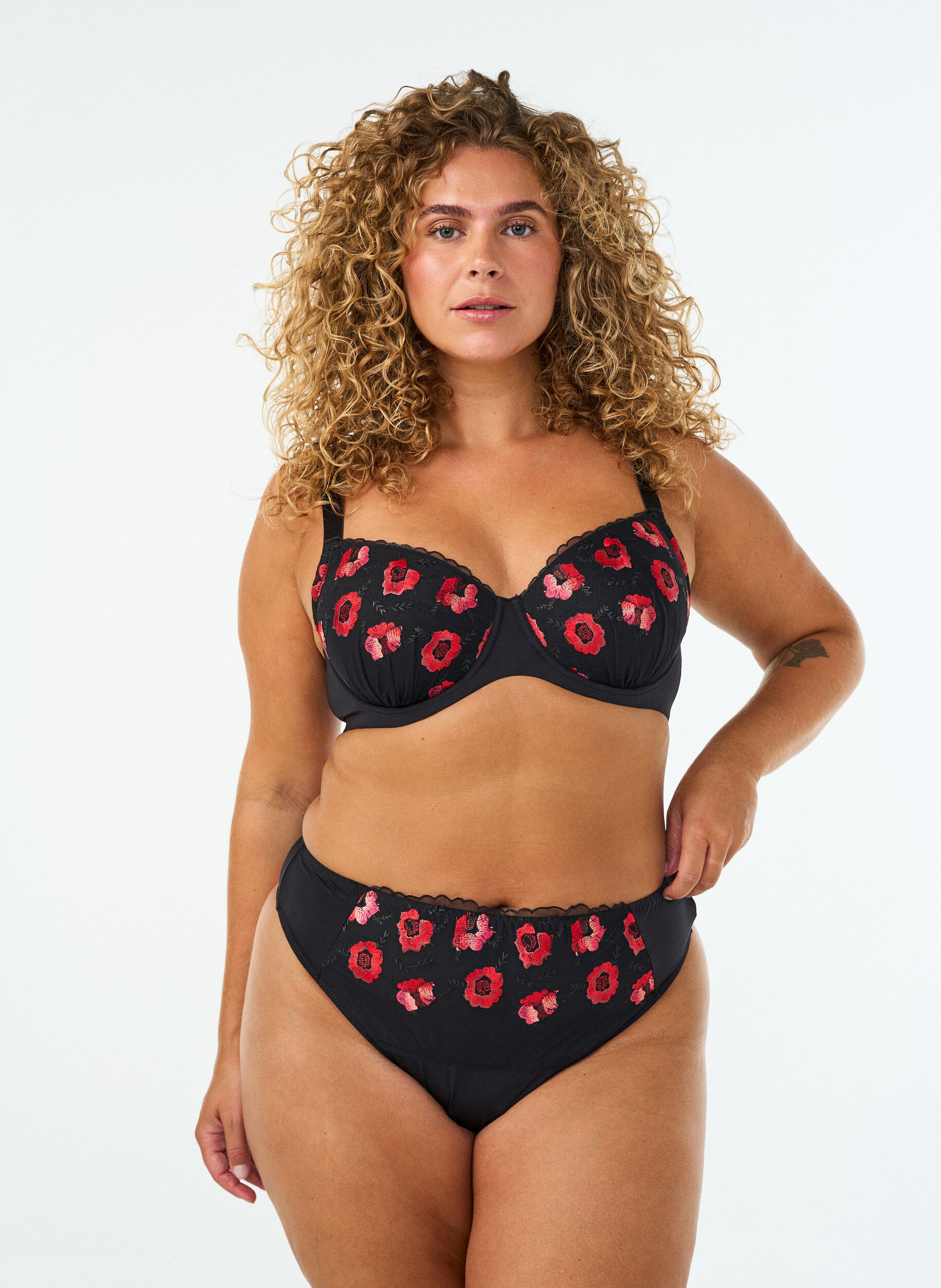 ZizziSoutien-gorge rembourr&eacute; &agrave; armatures avec broderie florale, Noir, Model image number 1