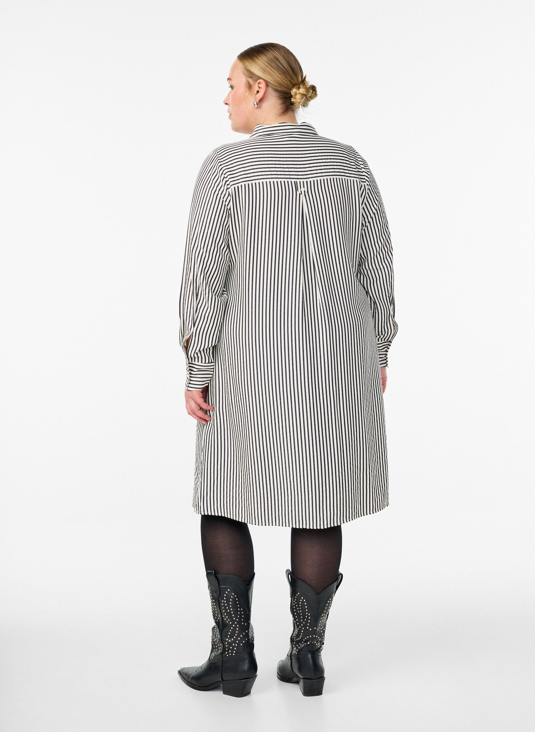 Zizzi Chemise longue &agrave; rayures avec d&eacute;tail bouton au dos, Noir, Model image number 2