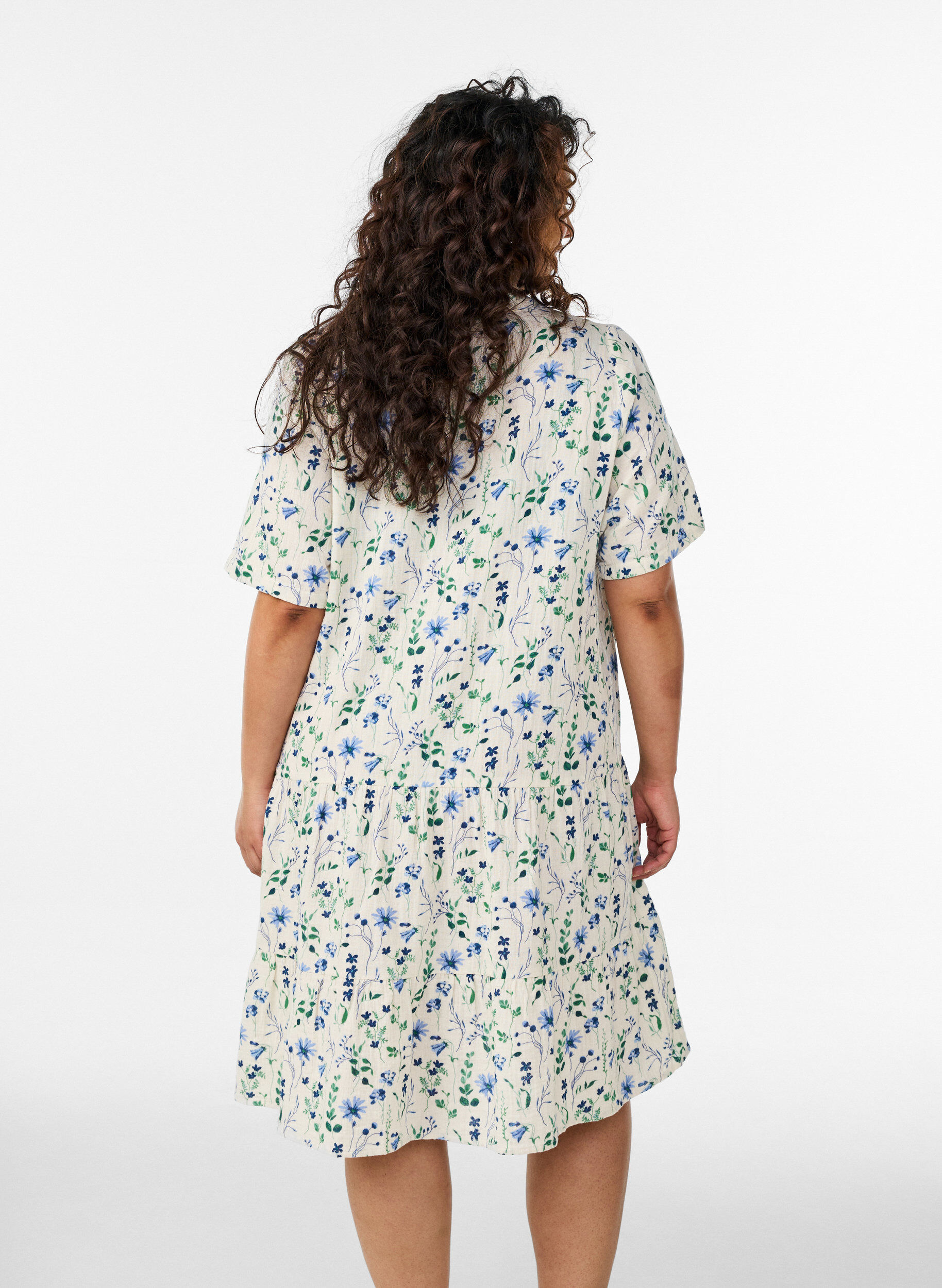 Zizzi Robe courte &eacute;vas&eacute;e en mousseline de coton, Beige, Model image number 2