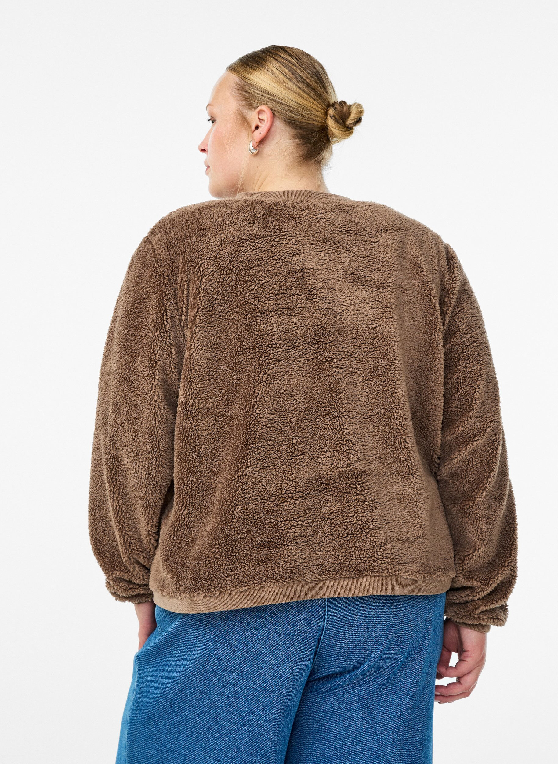 Zizzi Cardigan teddy avec boutons d&eacute;coratifs, Marron, Model image number 2