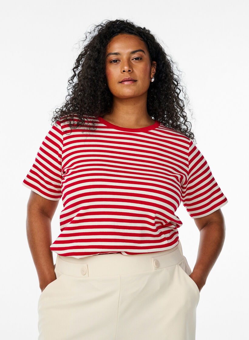 T-shirt ray&eacute; &agrave; texture c&ocirc;tel&eacute;e, Rouge, Model image number 0