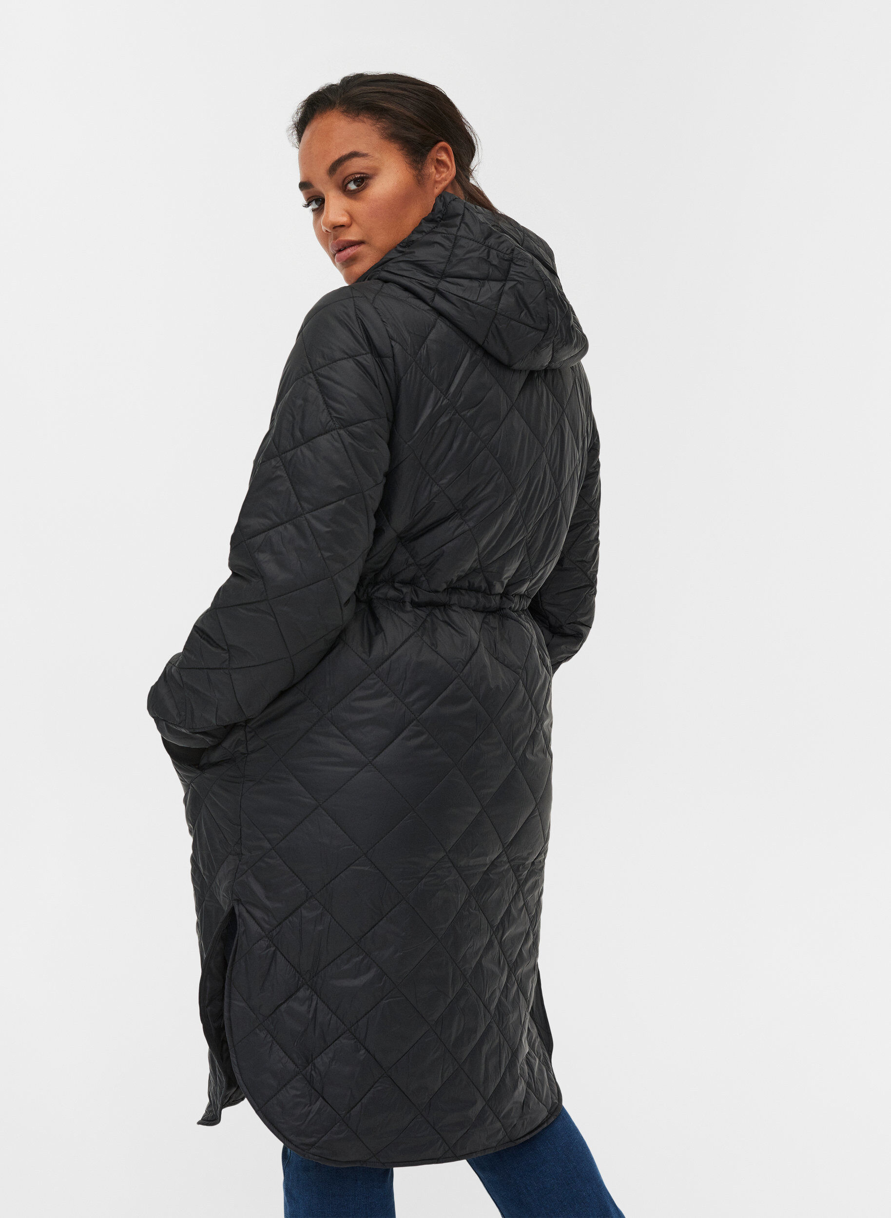Zizzi Veste l&eacute;g&egrave;re matelass&eacute;e &agrave; capuche, Black, Model image number 1