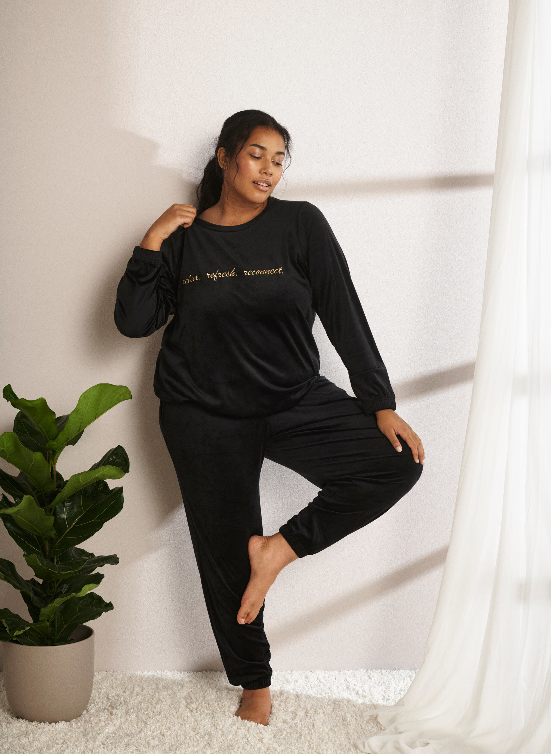 Zizzi Blouse en velours avec texte brod&eacute;, Black, Image image number 0