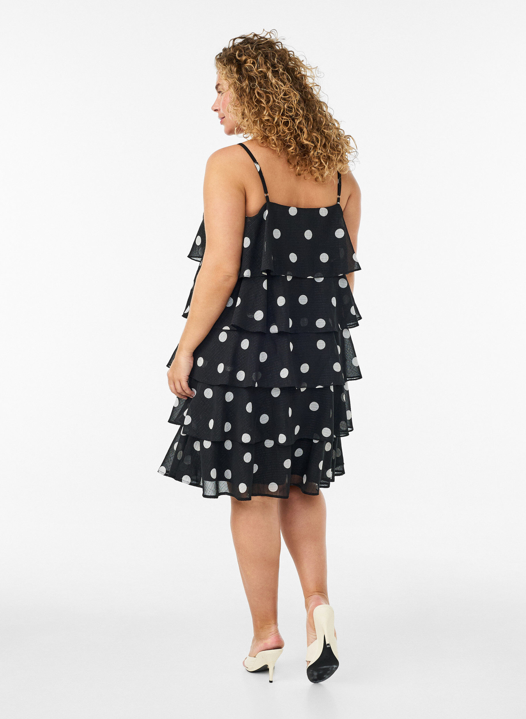 ZizziRobe &agrave; volants superpos&eacute;s avec fines bretelles, Noir, Model image number 2