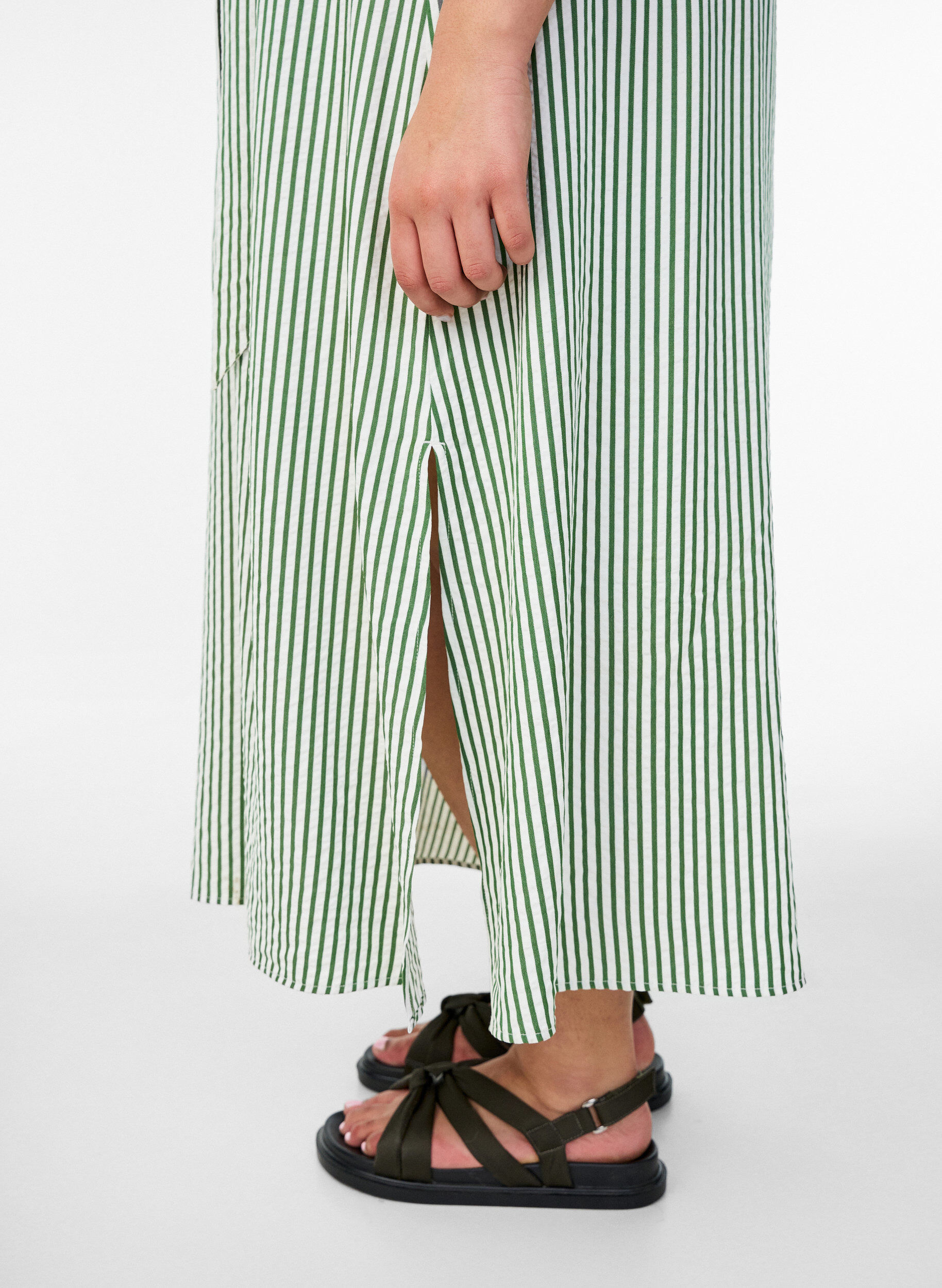 ZizziRobe-chemise longue jusqu&rsquo;aux chevilles avec ceinture &agrave; nouer et rayures, Vert clair, Model image number 2