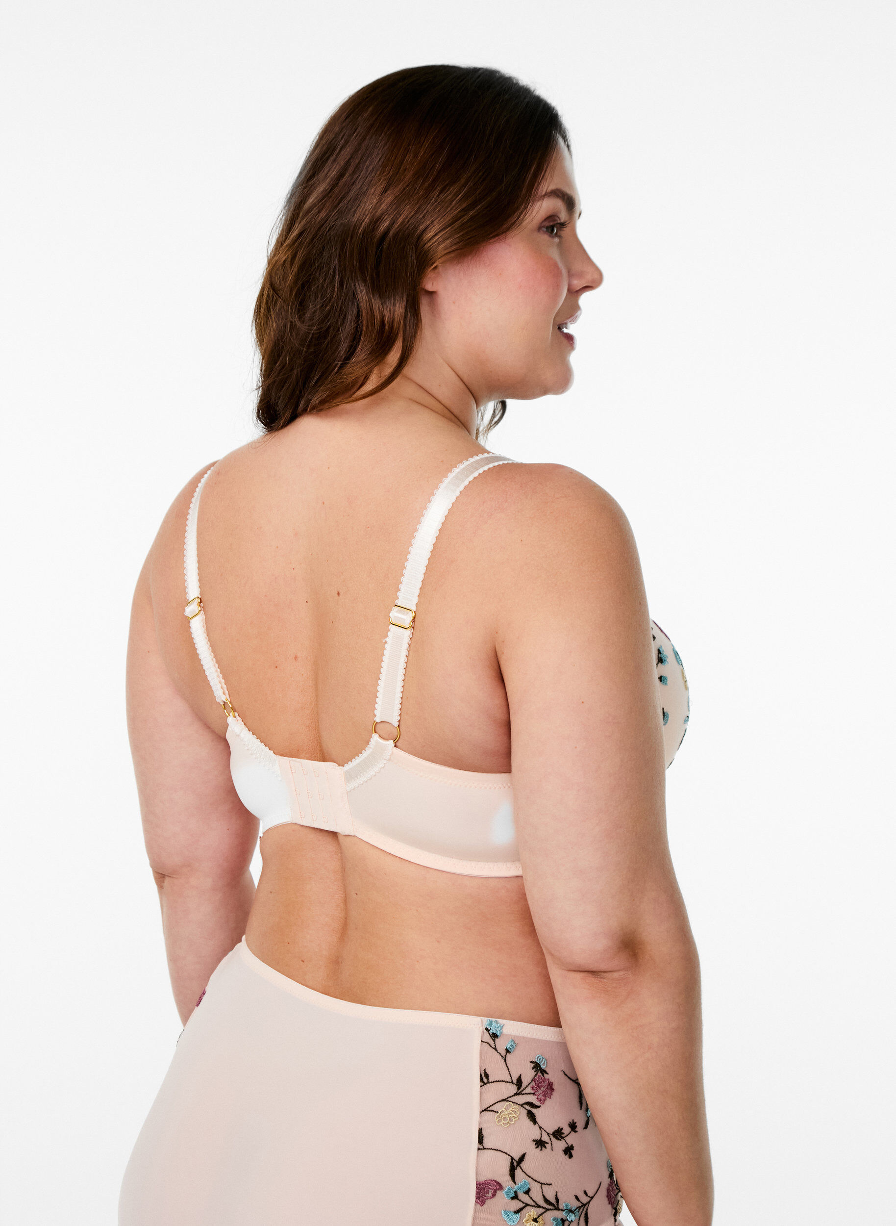 Zizzi Soutien-gorge moul&eacute; avec fleurs brod&eacute;es, Rose, Model image number 2