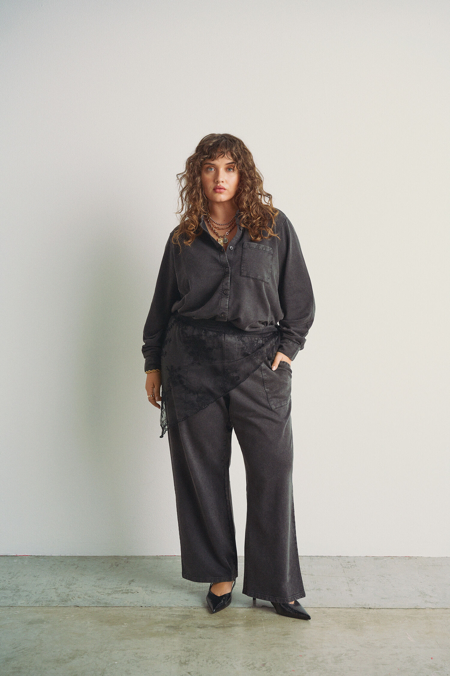 Ensemble gris assorti avec d&eacute;tails, , Model