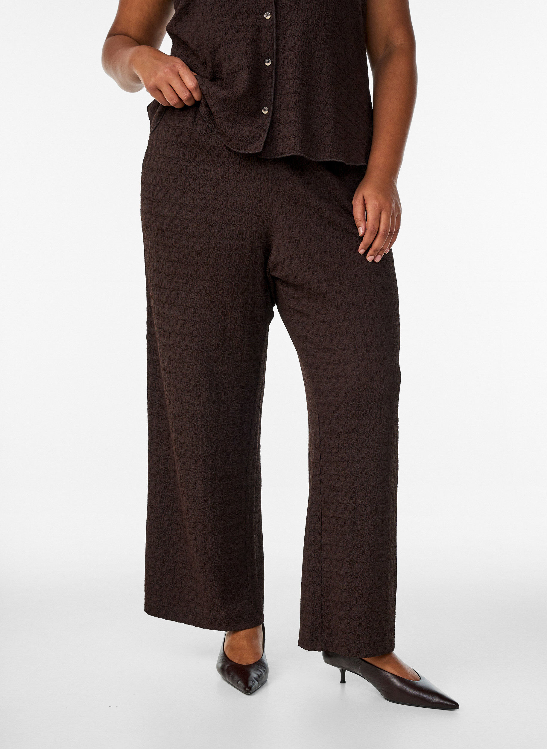 Zizzi Pantalon avec texture ondul&eacute;e, Marron, Model image number 3