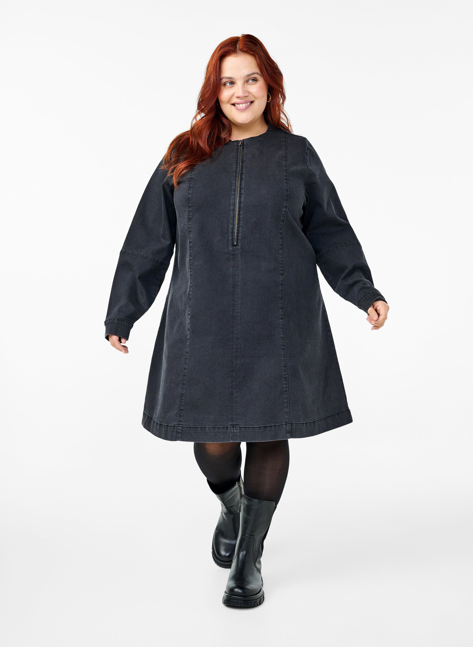 Zizzi Robe en jean forme trap&egrave;ze avec fermeture &eacute;clair, Grey Washed, Model image number 2