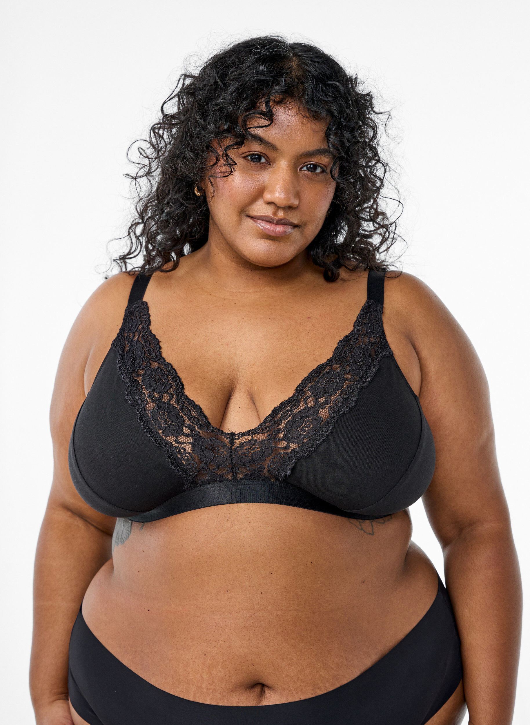Zizzi Soutien-gorge sans armature en coton avec dentelle, Noir, Model image number 0