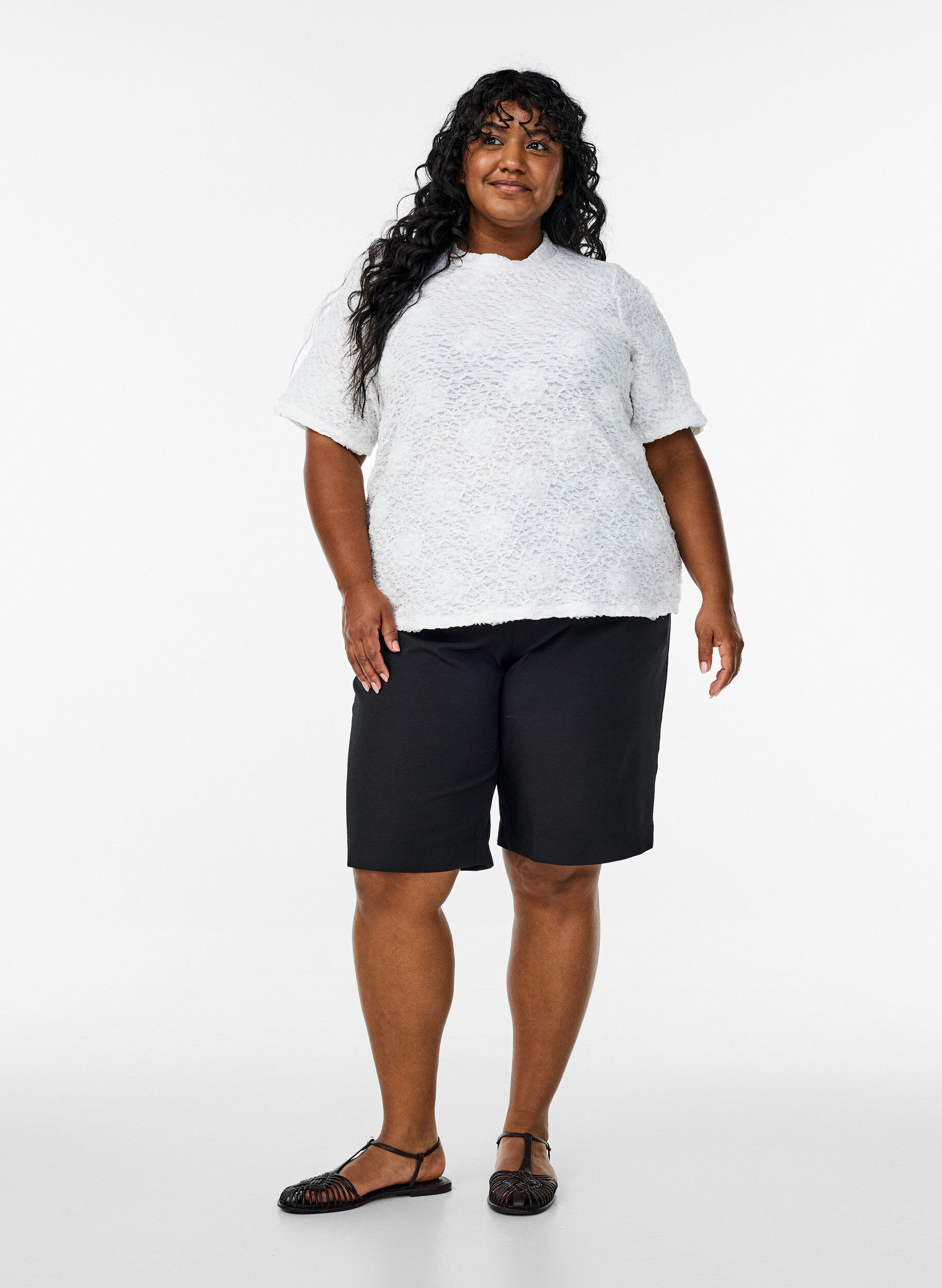 Zizzi Chemisier avec des fleurs en 3D et des manches courtes, Blanc, Model image number 1