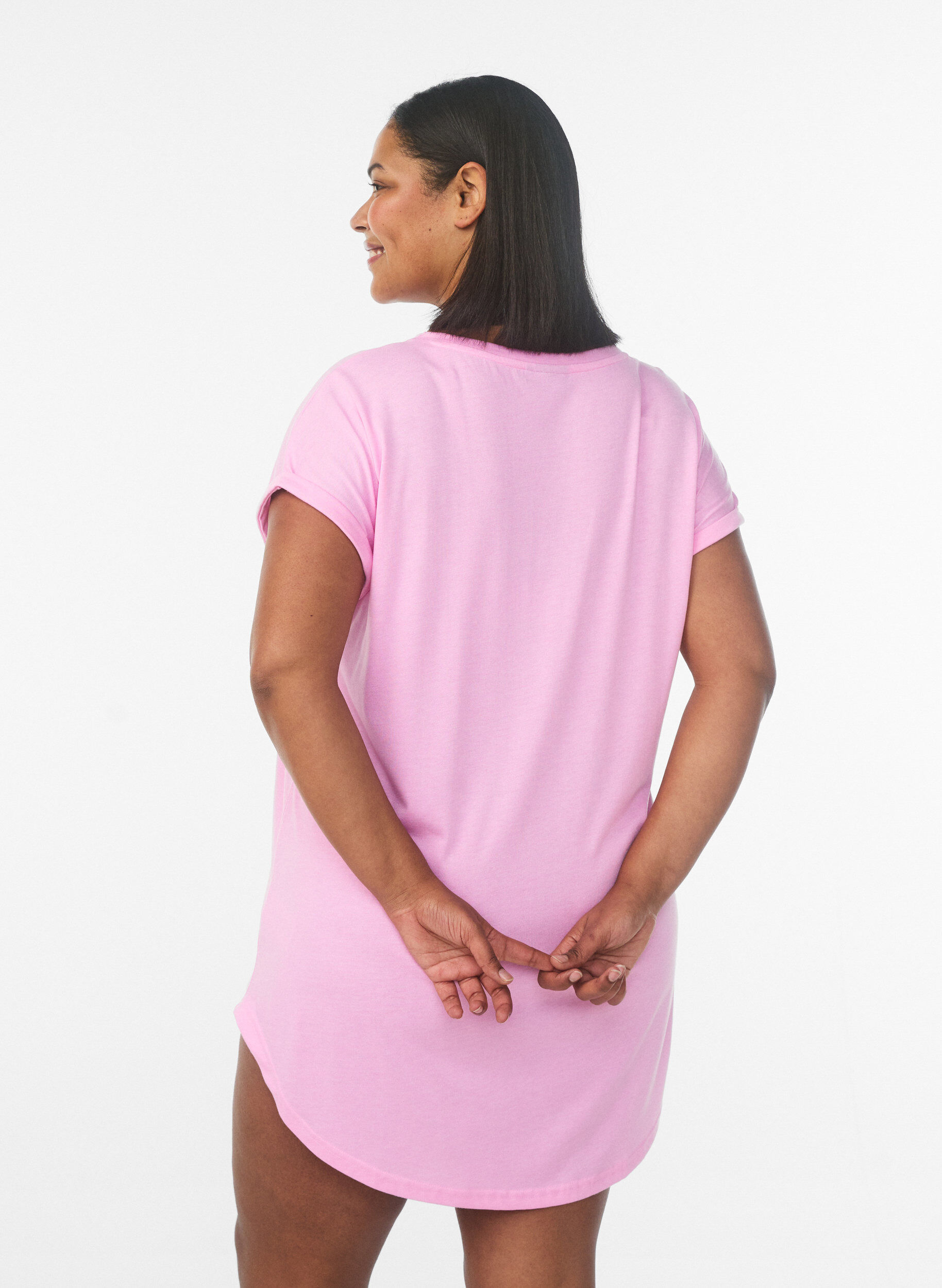 Zizzi Chemise de nuit &agrave; manches courtes avec imprim&eacute; de texte, Rose, Model image number 2