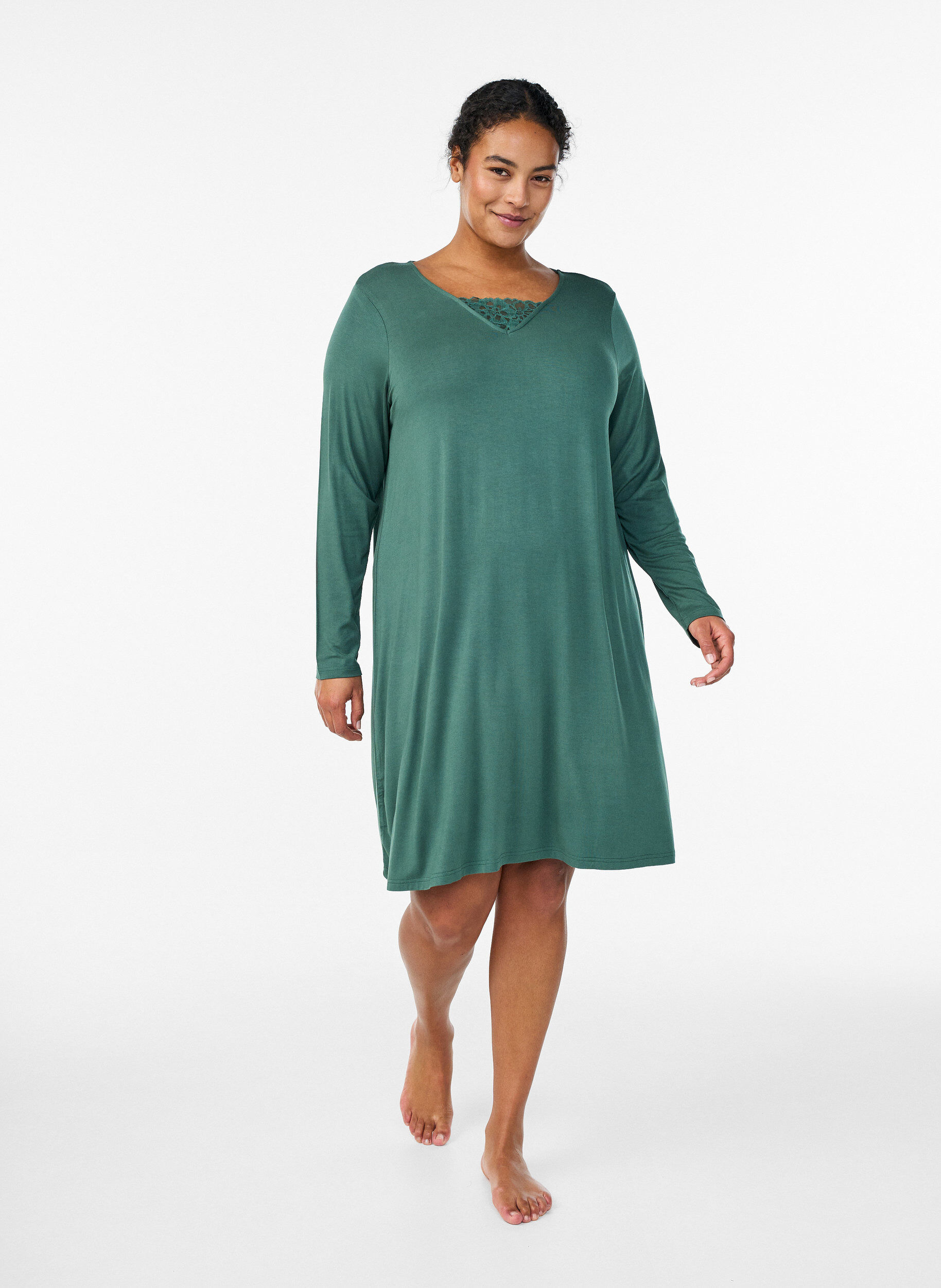 Zizzi Chemise de nuit &agrave; manches longues avec empi&egrave;cement en dentelle et col en V, Vert fonc&eacute;, Model image number 1