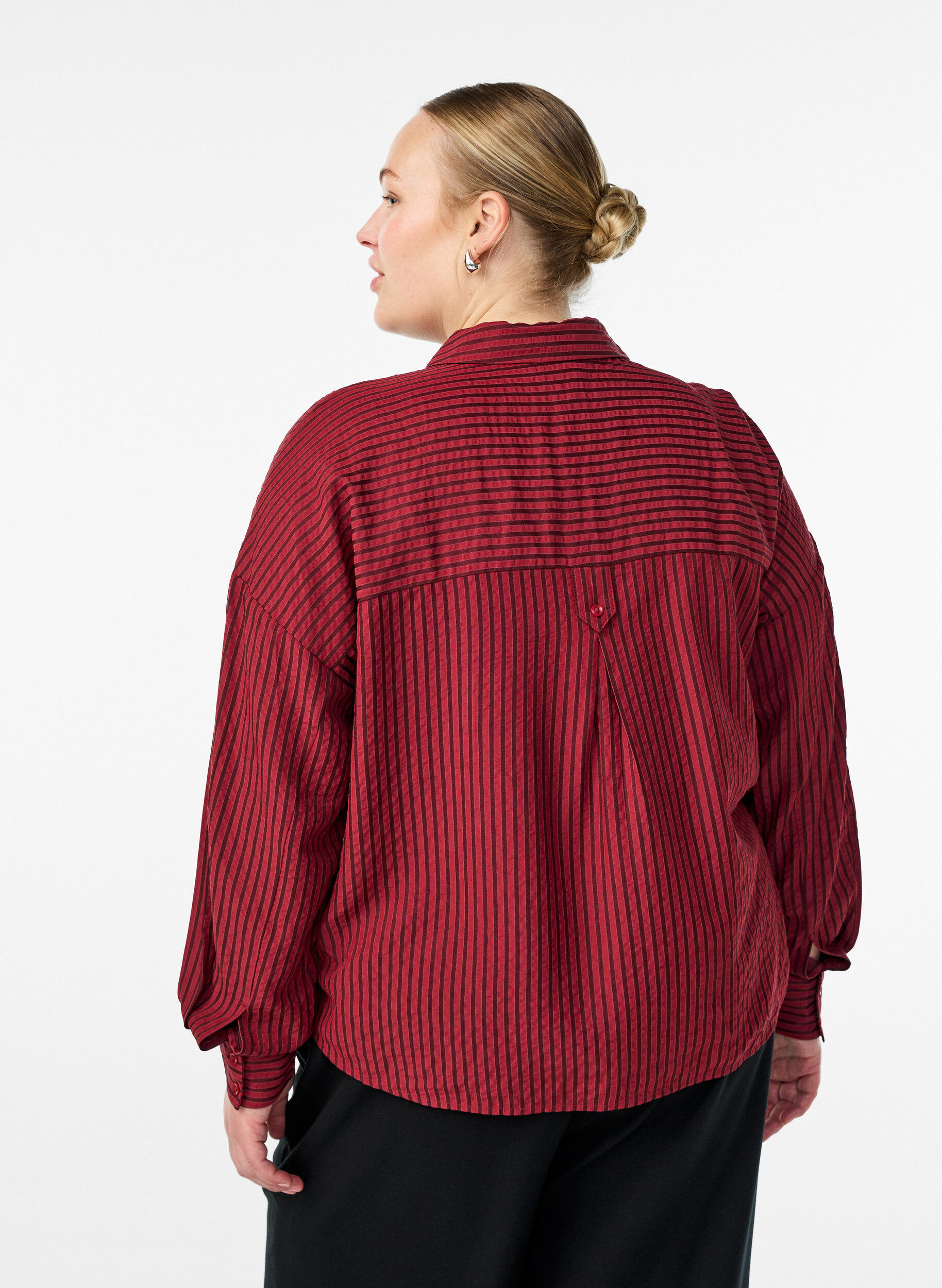 Zizzi Chemise ray&eacute;e avec d&eacute;tail bouton au dos, Bordeaux, Model image number 2