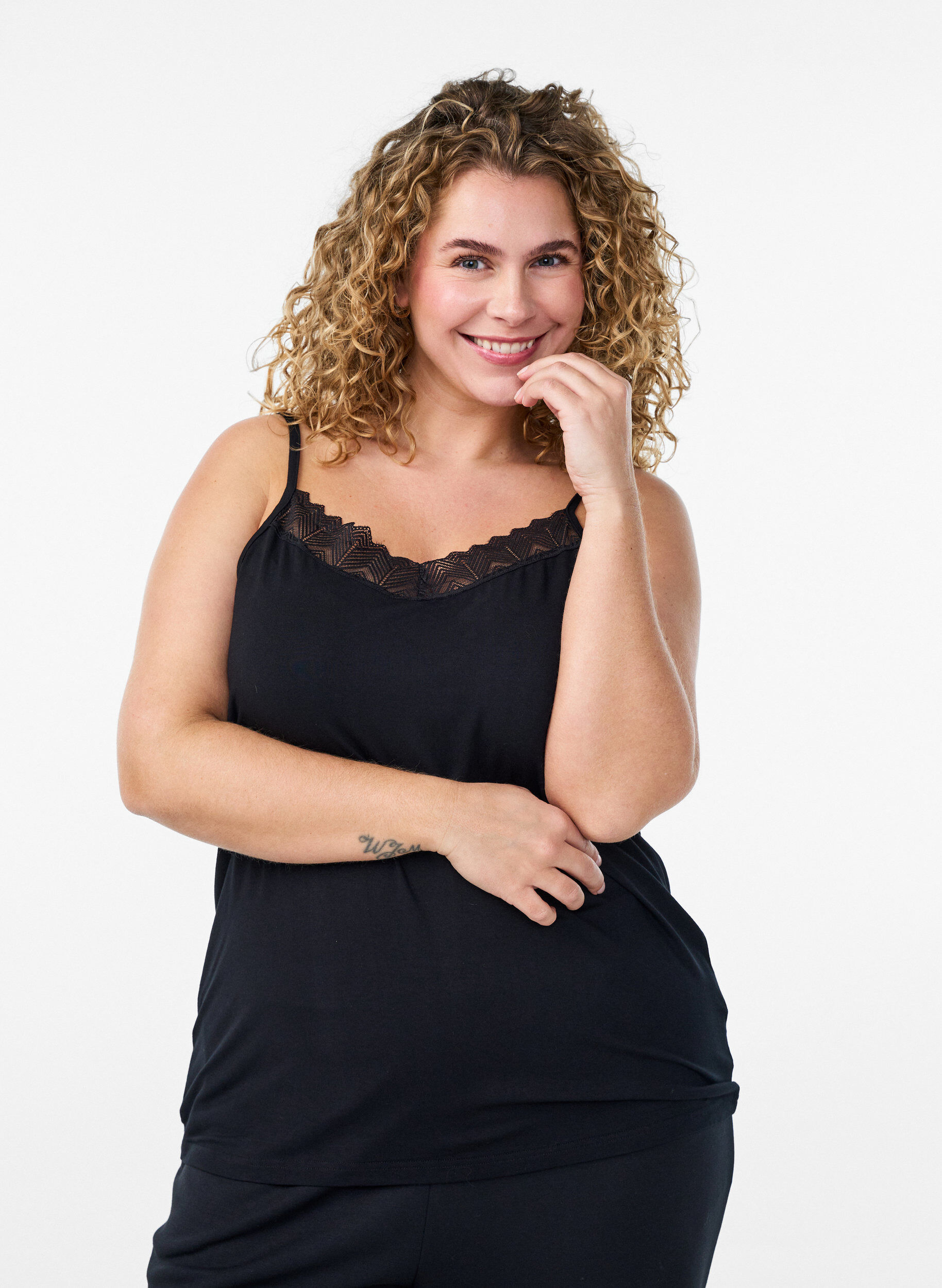 Zizzi Top avec d&eacute;tails en dentelle et bretelles spaghetti, 0199, Model image number 0