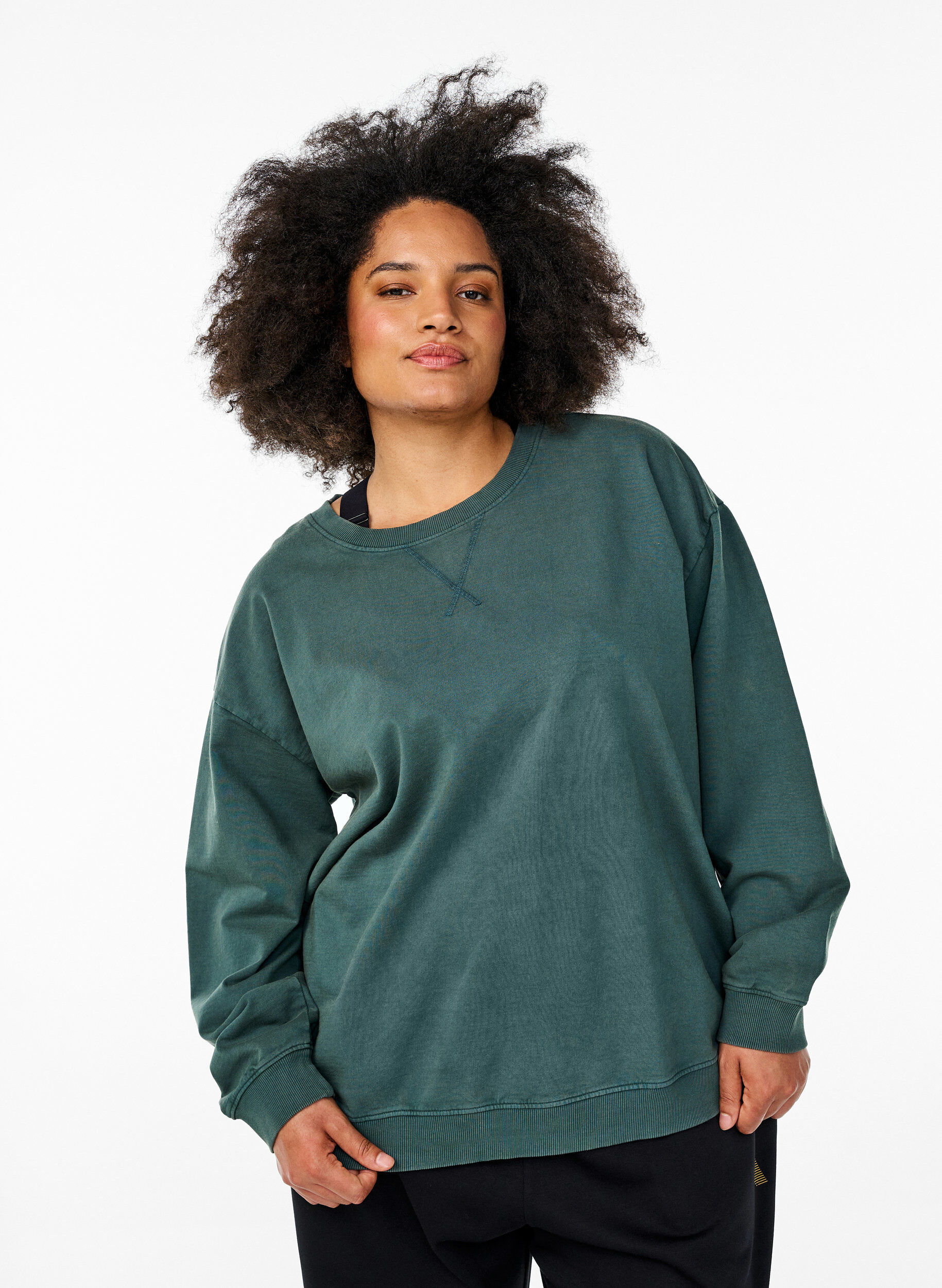 Zizzi Sweat-shirt ample &agrave; l'aspect d&eacute;lav&eacute;, Vert fonc&eacute;, Model image number 0