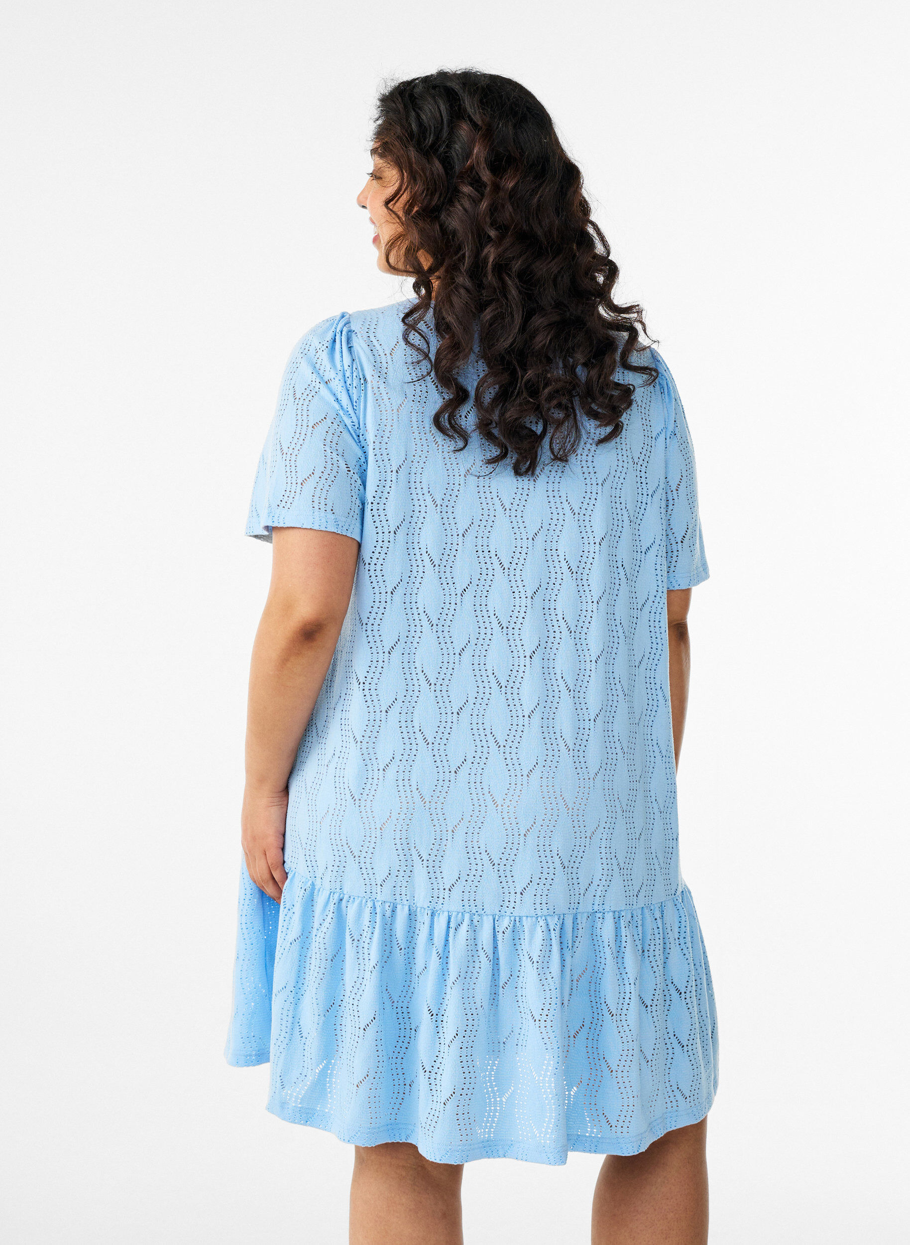 Zizzi Robe courte en jersey avec broderie ajour&eacute;e, Bleu Clair, Model image number 2
