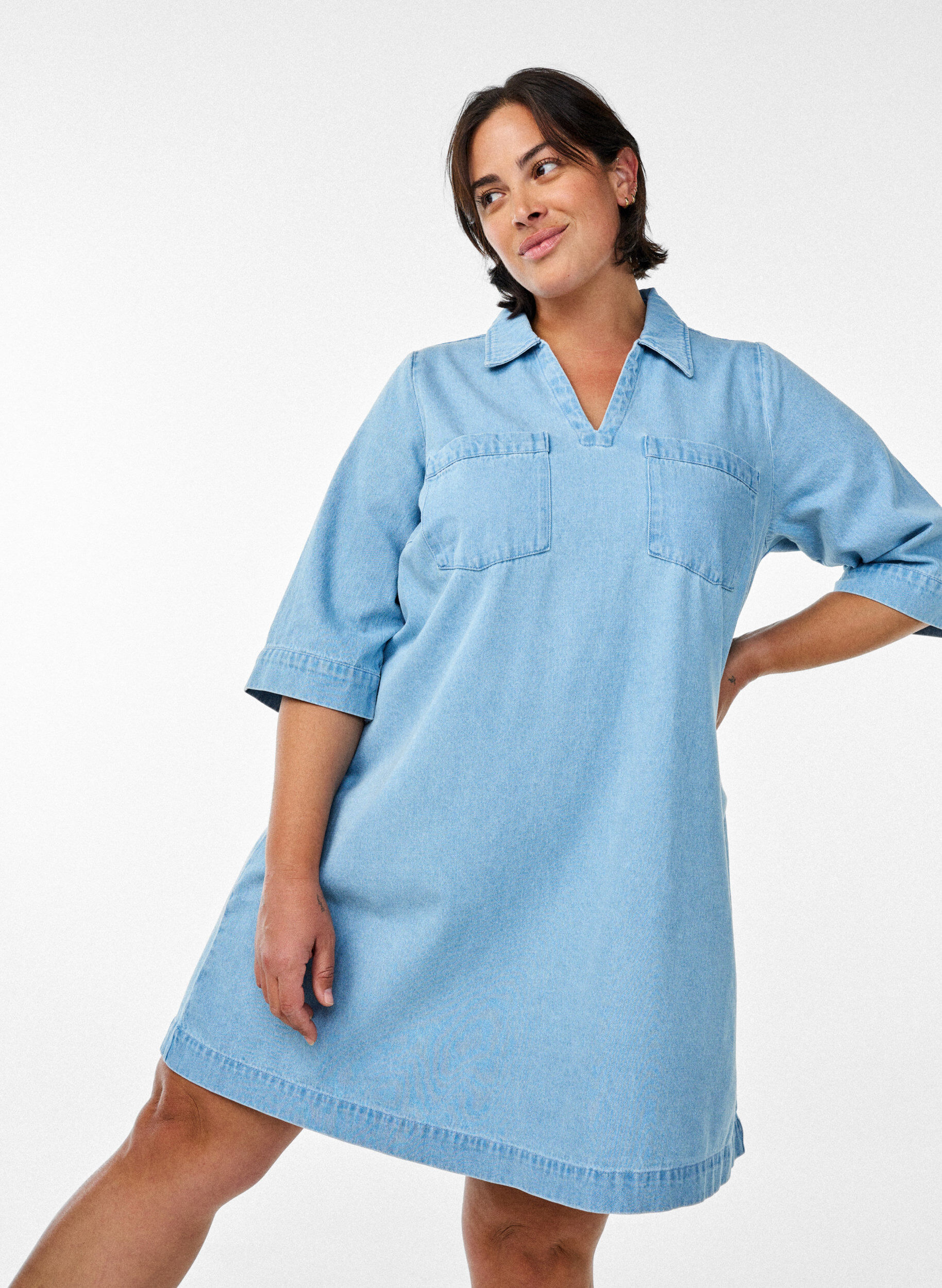 Zizzi Courte robe en denim avec un col et un col en V, Bleu Clair, Image image number 0