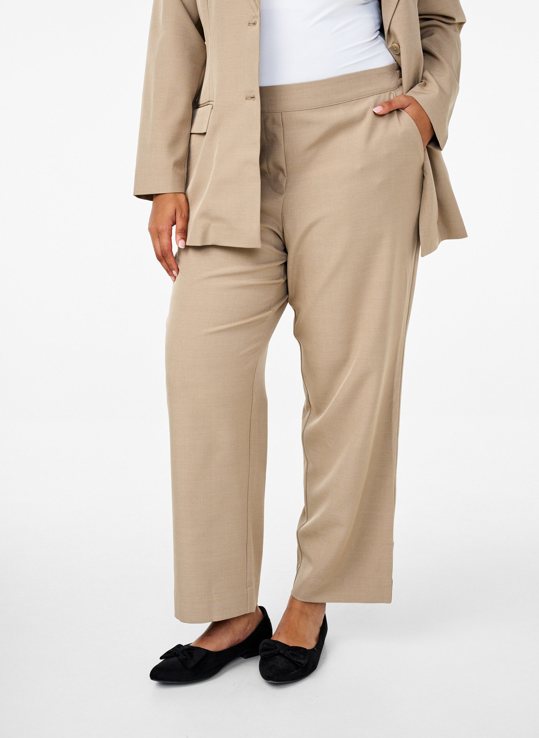 Zizzi FLASH - Pantalon large dot&eacute; de poches, Weathered Teak Mel, Model image number 2