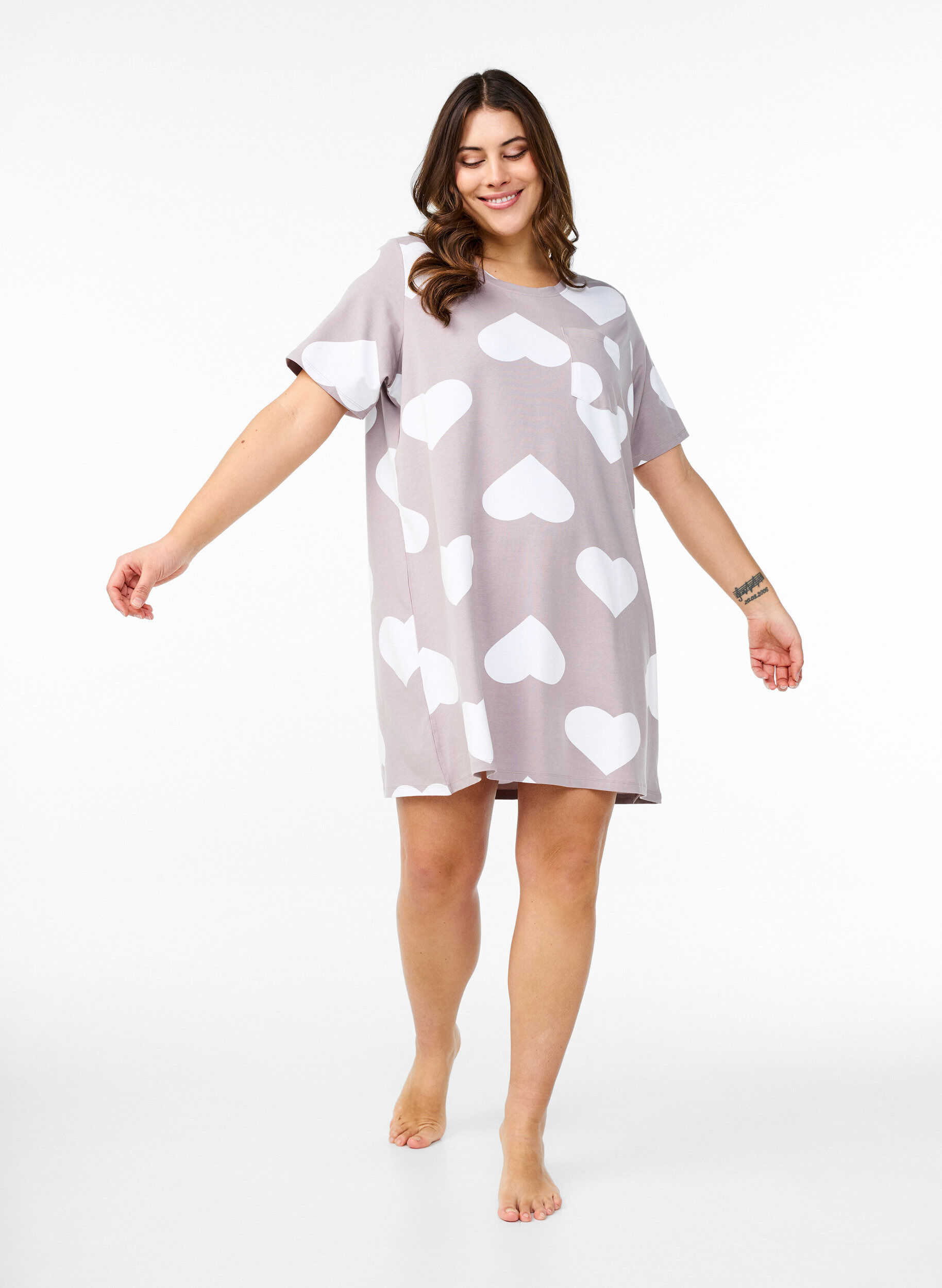 Zizzi Long tee-shirt de nuit en m&eacute;lange de modal et avec des coeurs, Gris, Model image number 1