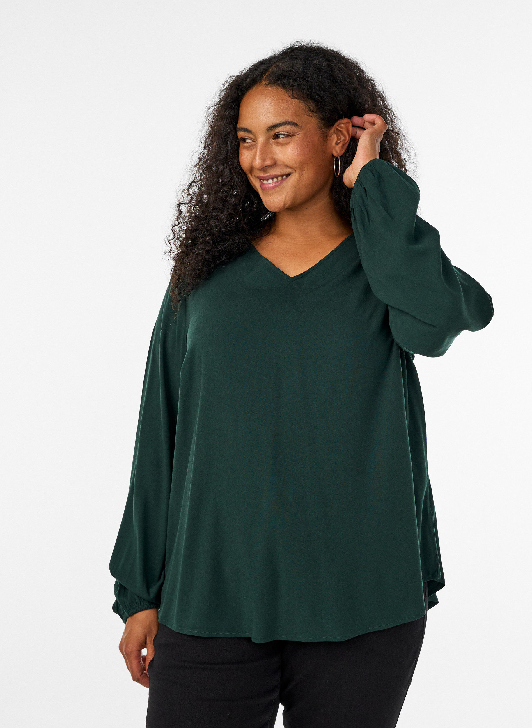 Blouse en viscose avec col en V et ourlet arrondi, Vert fonc&eacute;, Model