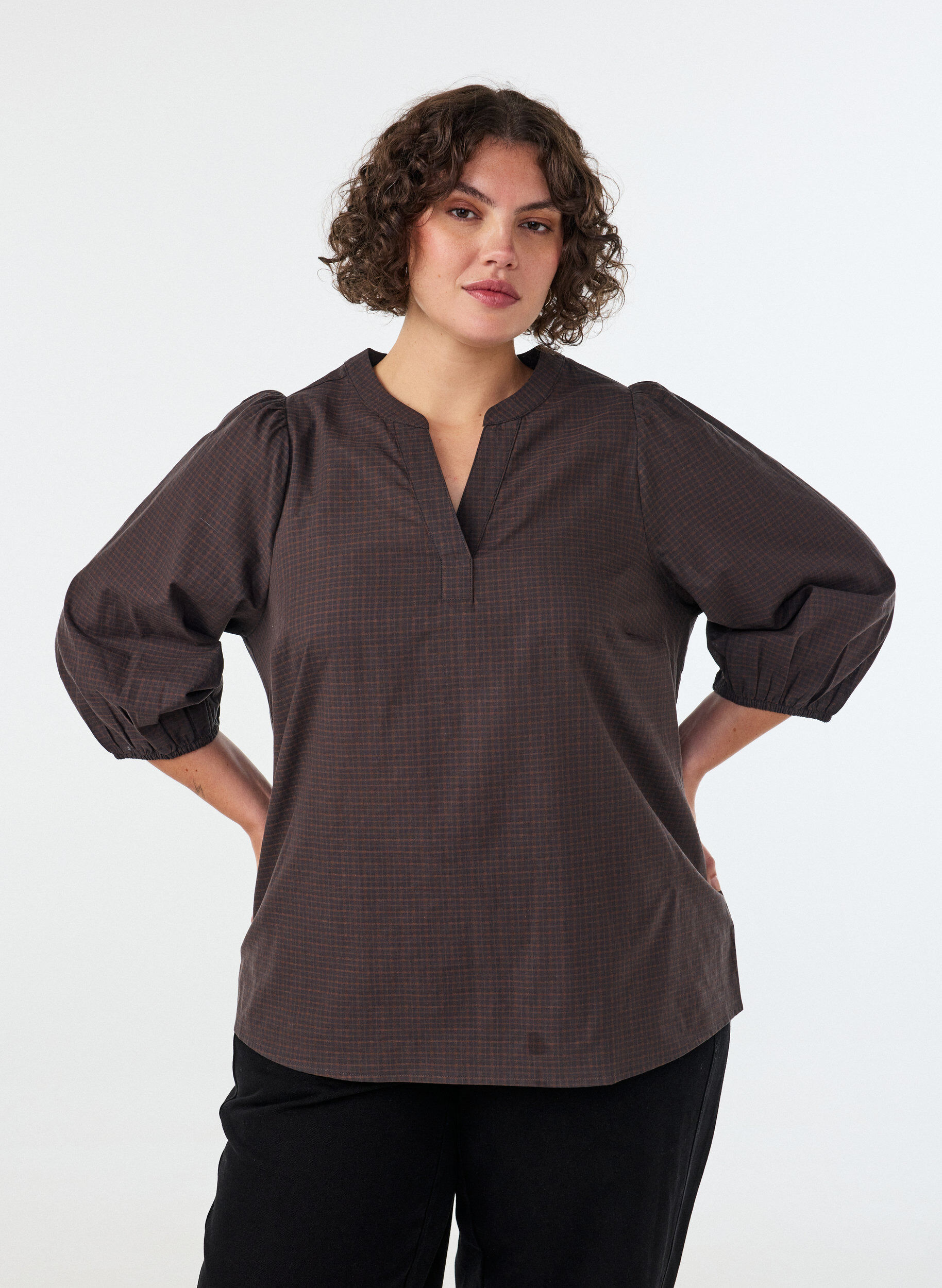 ZizziBlouse &agrave; carreaux avec col en V et manches 3/4, Marron, Model image number 0
