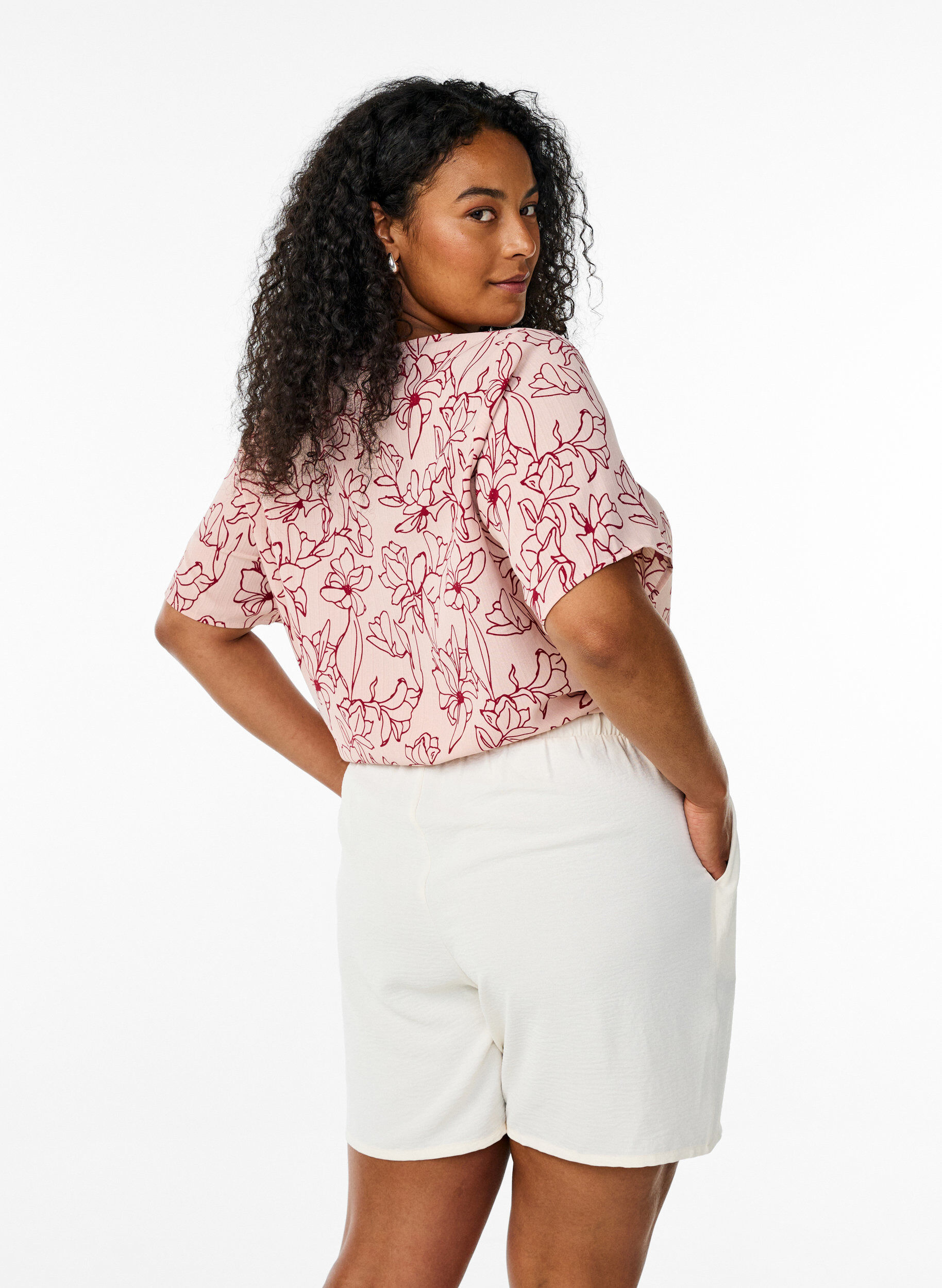 Zizzi Short avec poches et ceinture &eacute;lastique, Vanille, Model image number 1