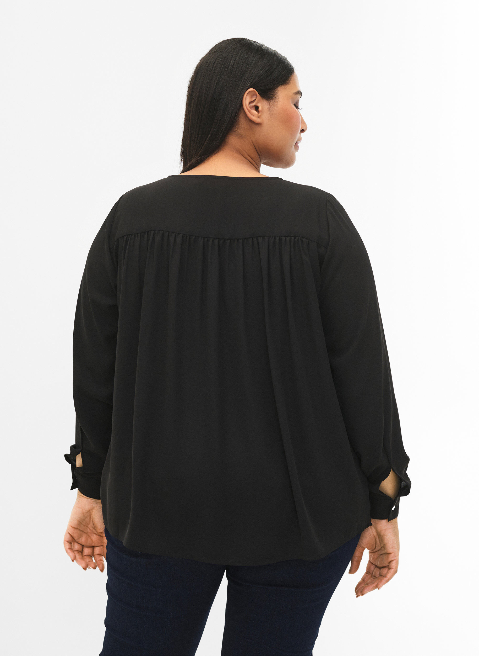 Zizzi Blouse &agrave; manches longues avec des plis &agrave; l'arri&egrave;re, Black, Model image number 1
