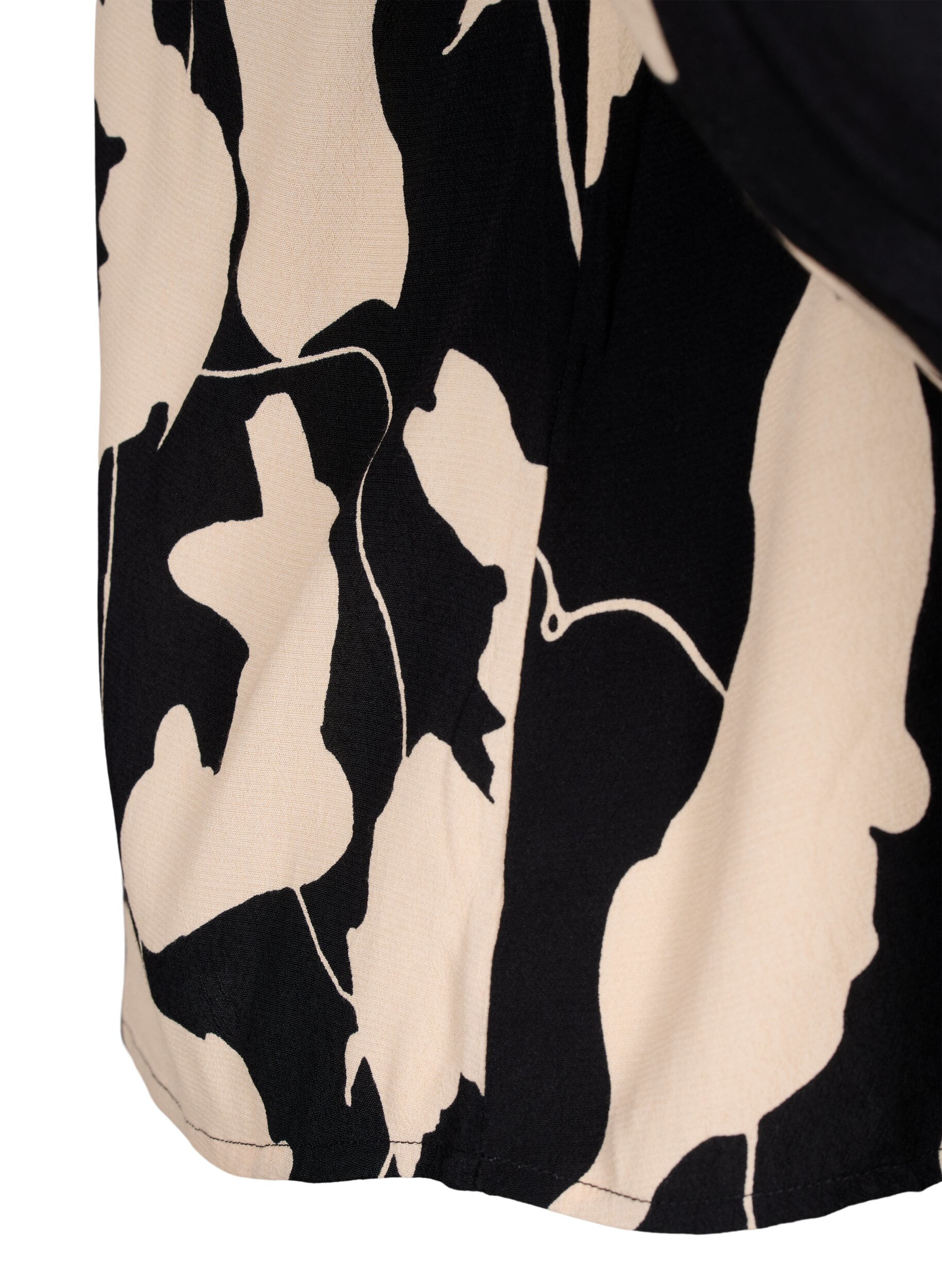Zizzi Blouse en viscose imprim&eacute;e avec smock, Black AOP, Packshot image number 3