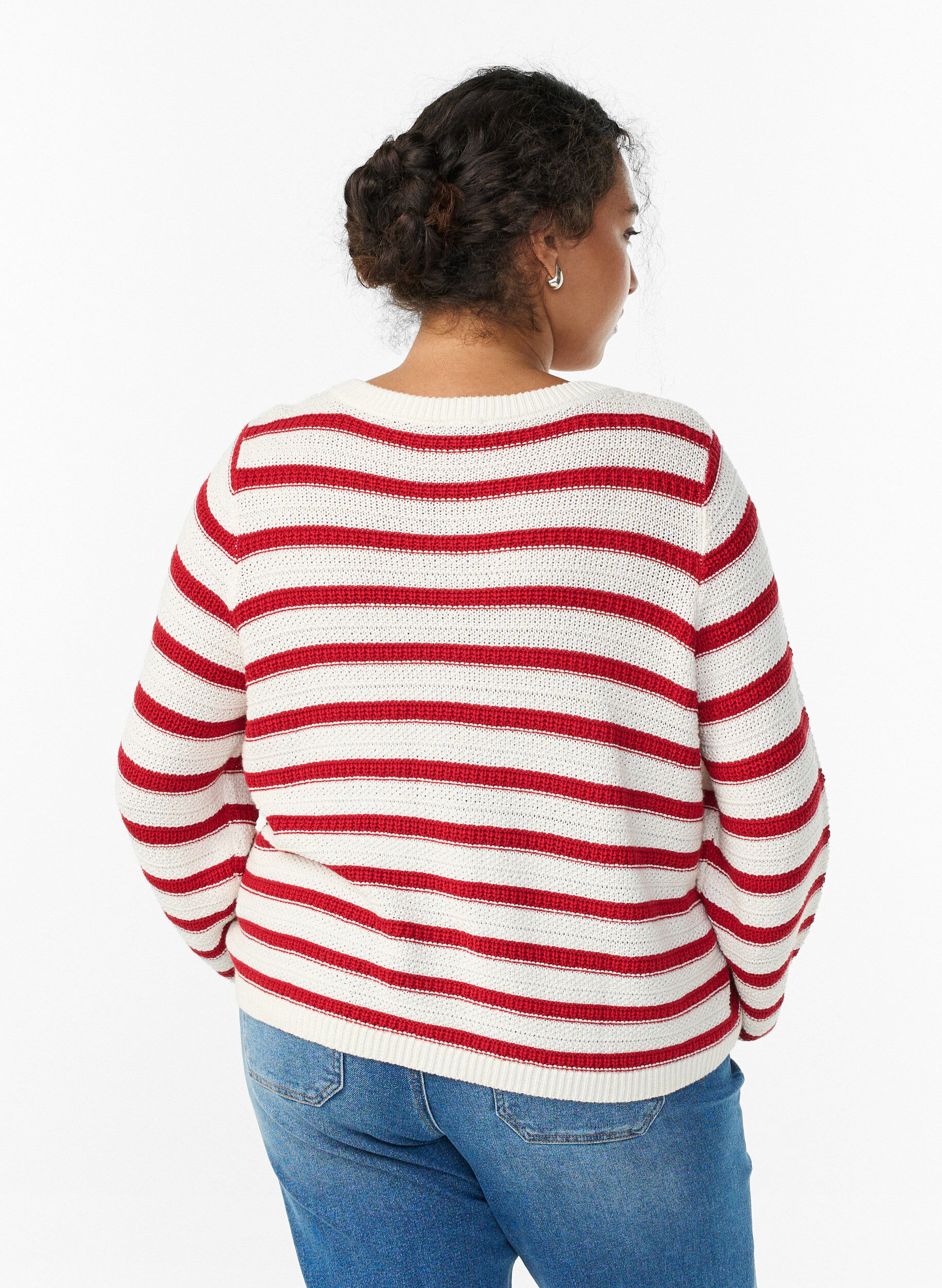 Zizzi Gilet en maille structur&eacute;e avec boutons d&eacute;coratifs, Rouge, Model image number 2